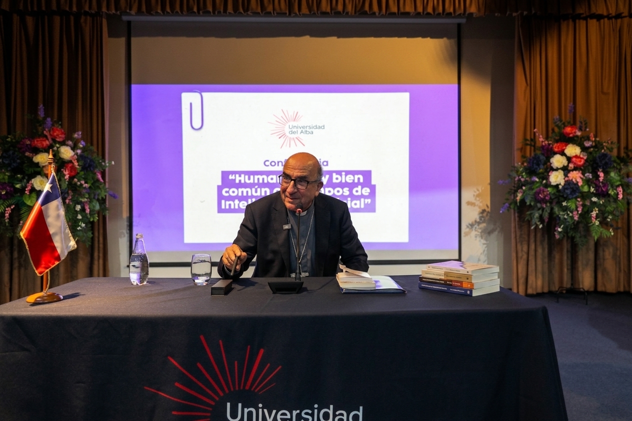 Cardenal Chomalí aborda los dilemas de la inteligencia artificial en conferencia de la Universidad del Alba