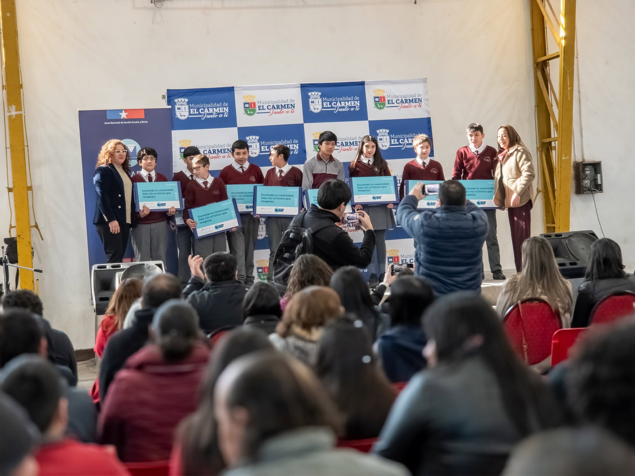 Becas TIC benefician a 159 estudiantes de Séptimo Básico en El Carmen con computadoras e internet gratuito