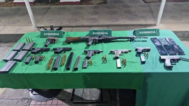 Cuatro detenidos y arsenal incautado en El Bosque: Carabineros confirman hallazgo de armamento en departamento