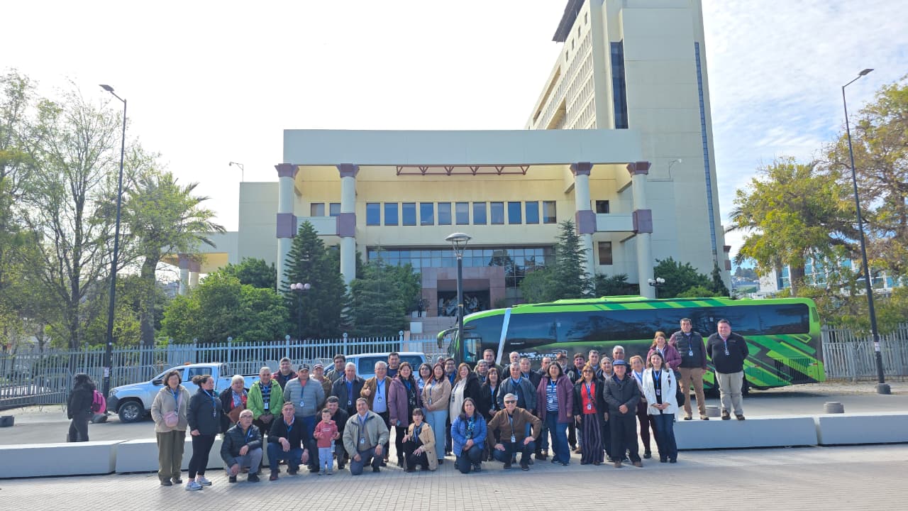 Dirigentes Vecinales de El Carmen viven gira cívica por Valparaíso y Santiago
