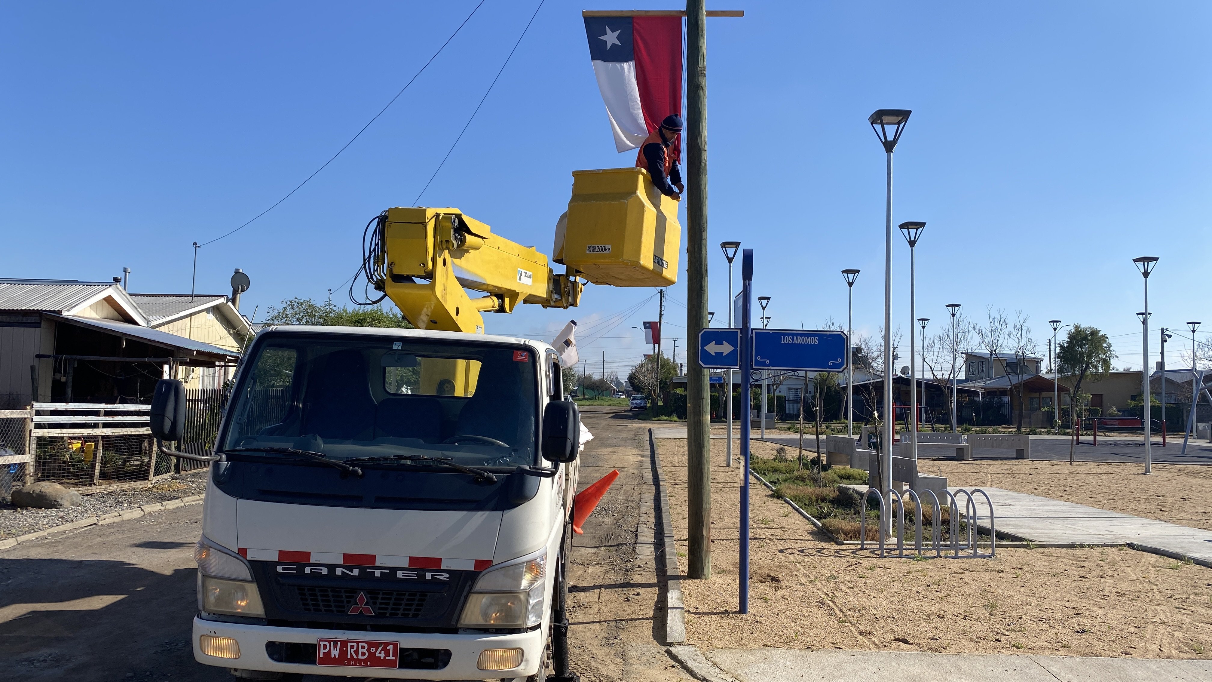 Rucapequén se viste de Fiestas Patrias con tradicional embanderamiento impulsado por Quiero mi Barrio