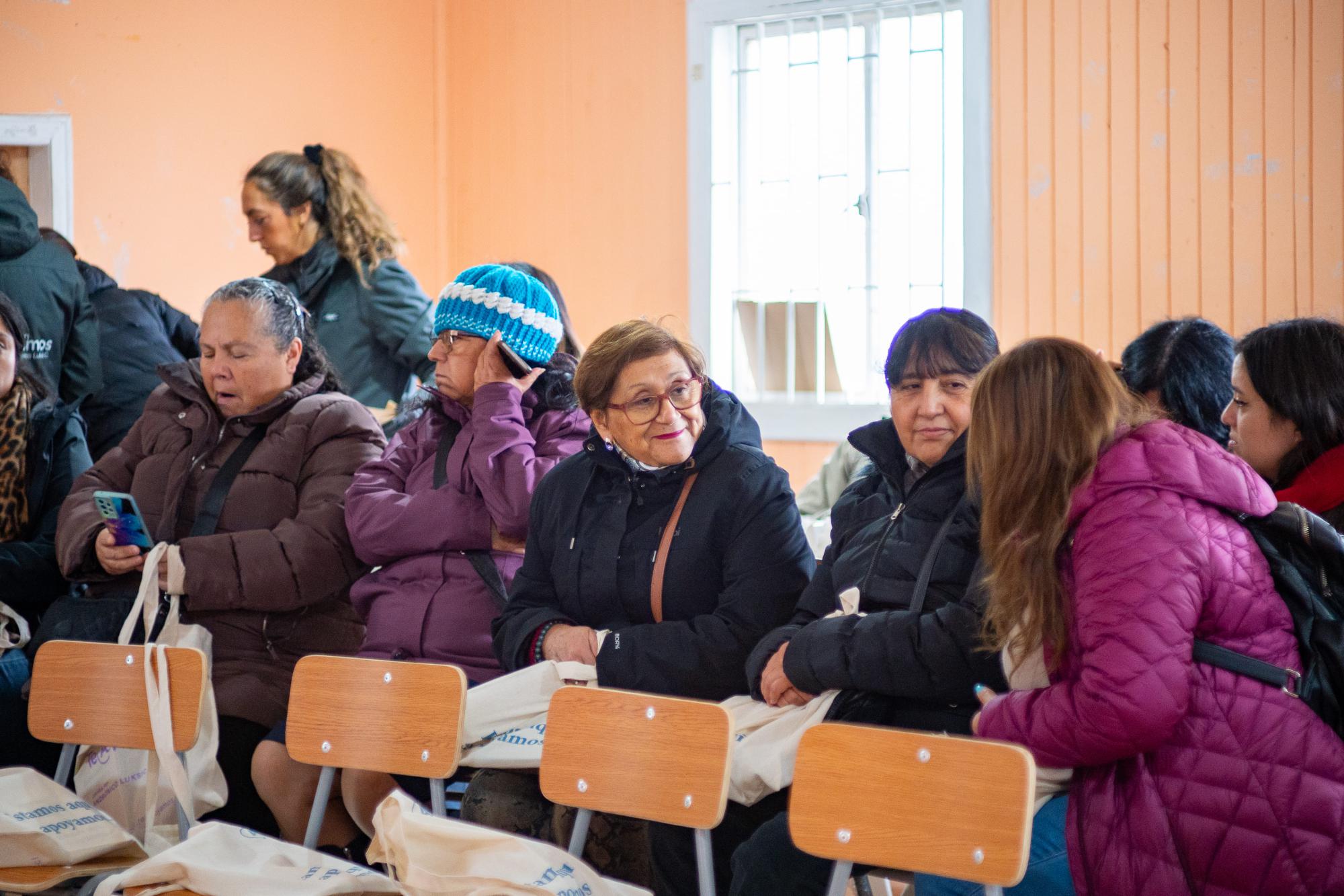 Jefas de hogar y adultos mayores reciben donación de herramientas para reactivar sus emprendimientos en la región del Biobío