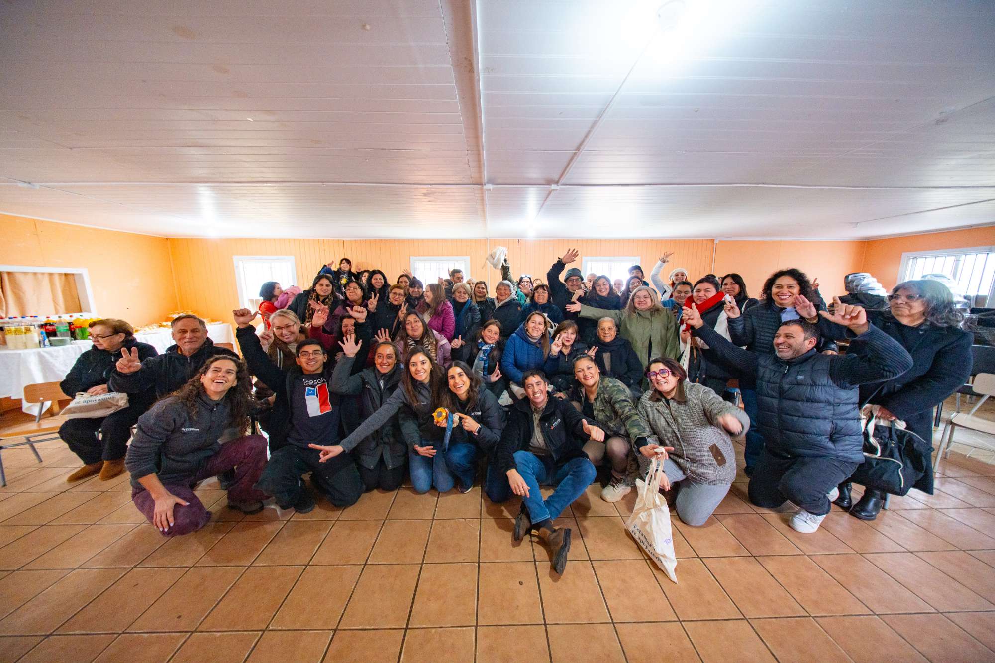 Jefas de hogar y adultos mayores reciben donación de herramientas para reactivar sus emprendimientos en la región del Biobío