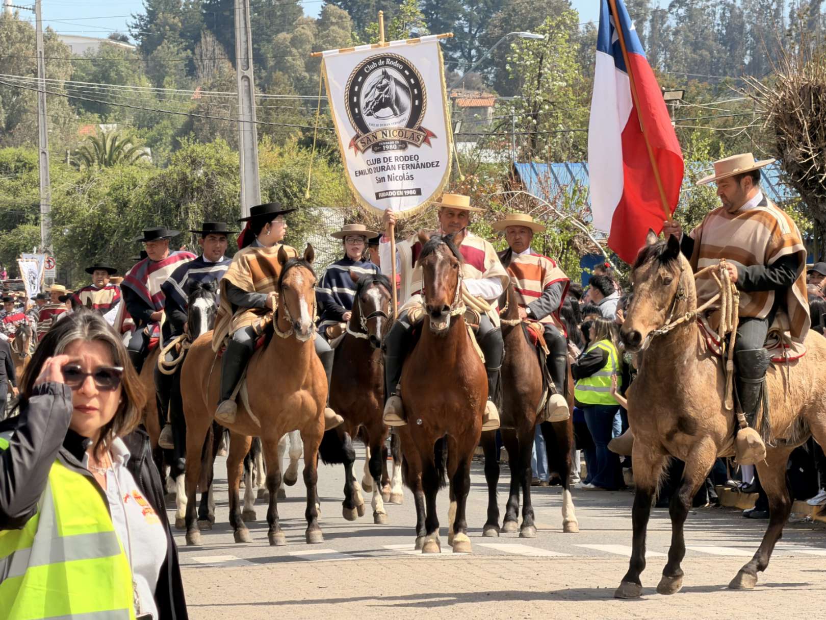 San Nicolás celebra su tradicional desfile anual con la participación de diversas organizaciones locales y la destacada banda escolar