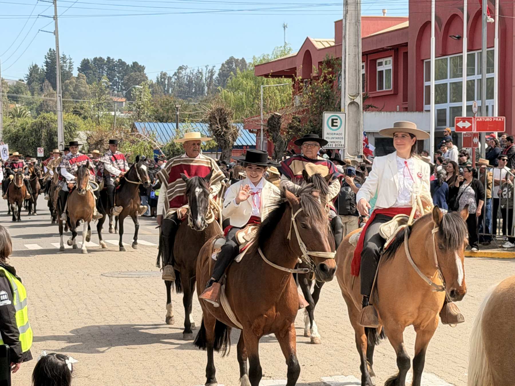 San Nicolás celebra su tradicional desfile anual con la participación de diversas organizaciones locales y la destacada banda escolar