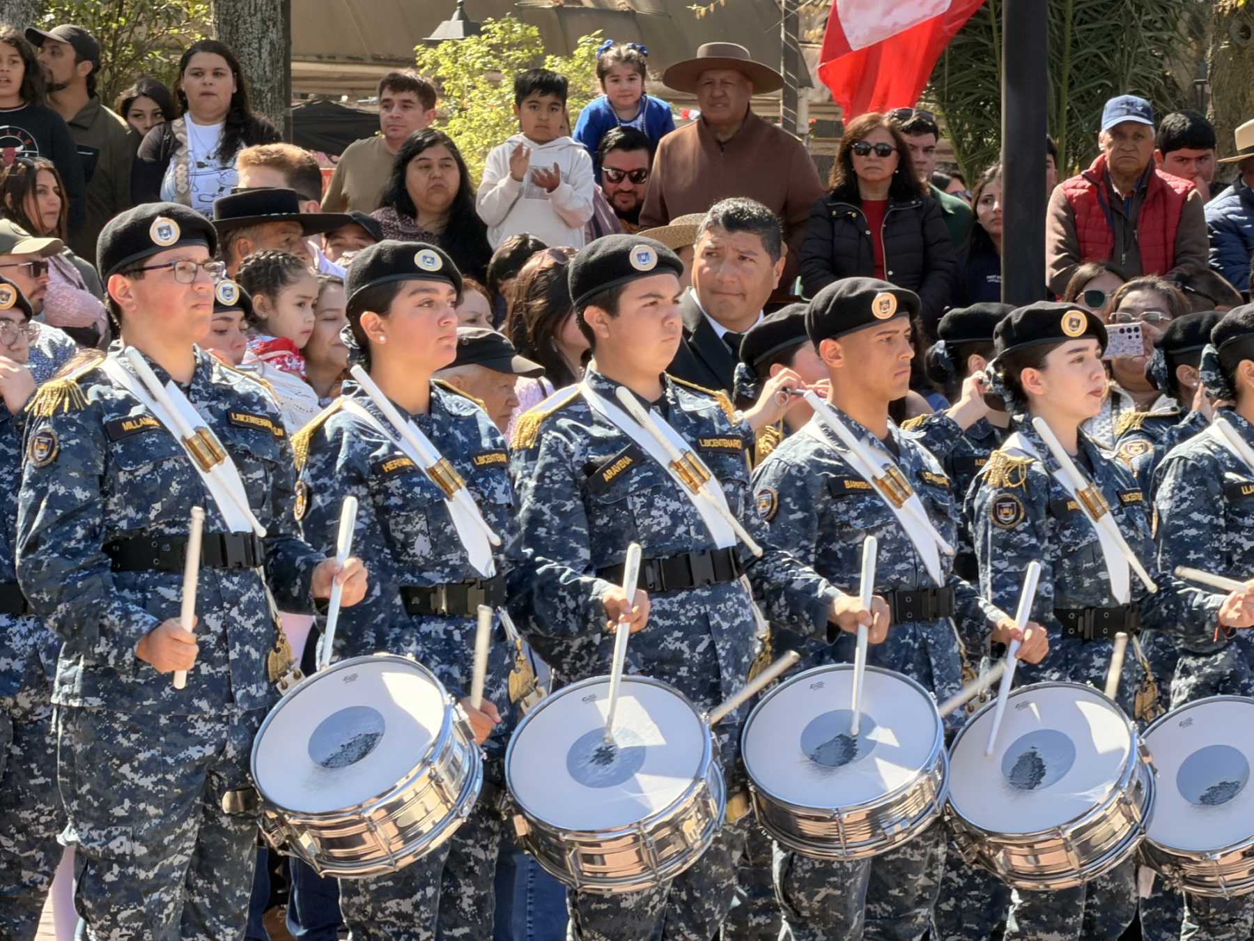 San Nicolás celebra su tradicional desfile anual con la participación de diversas organizaciones locales y la destacada banda escolar
