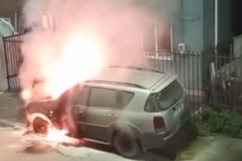Incendio intencional de vehículo en Chillán: Dos individuos son vistos encendiendo fuego y luego huyen del lugar