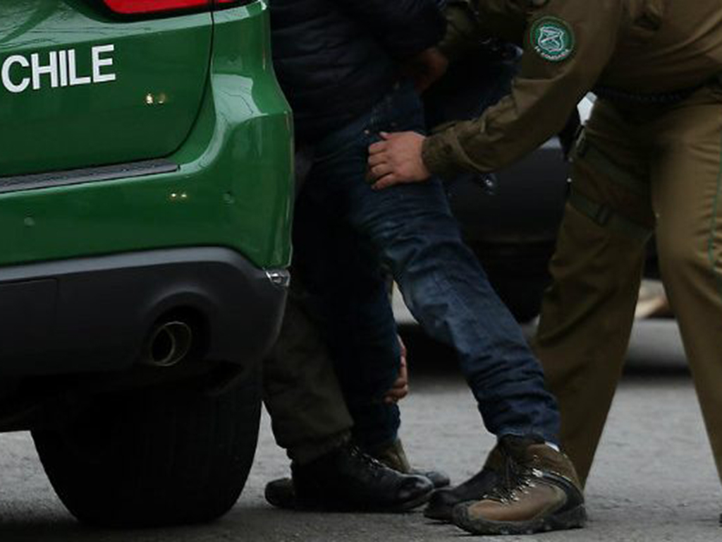 Persecución policial en Coihueco culmina con vehículo volcado, una mujer detenida y hallazgo de armas y drogas:...