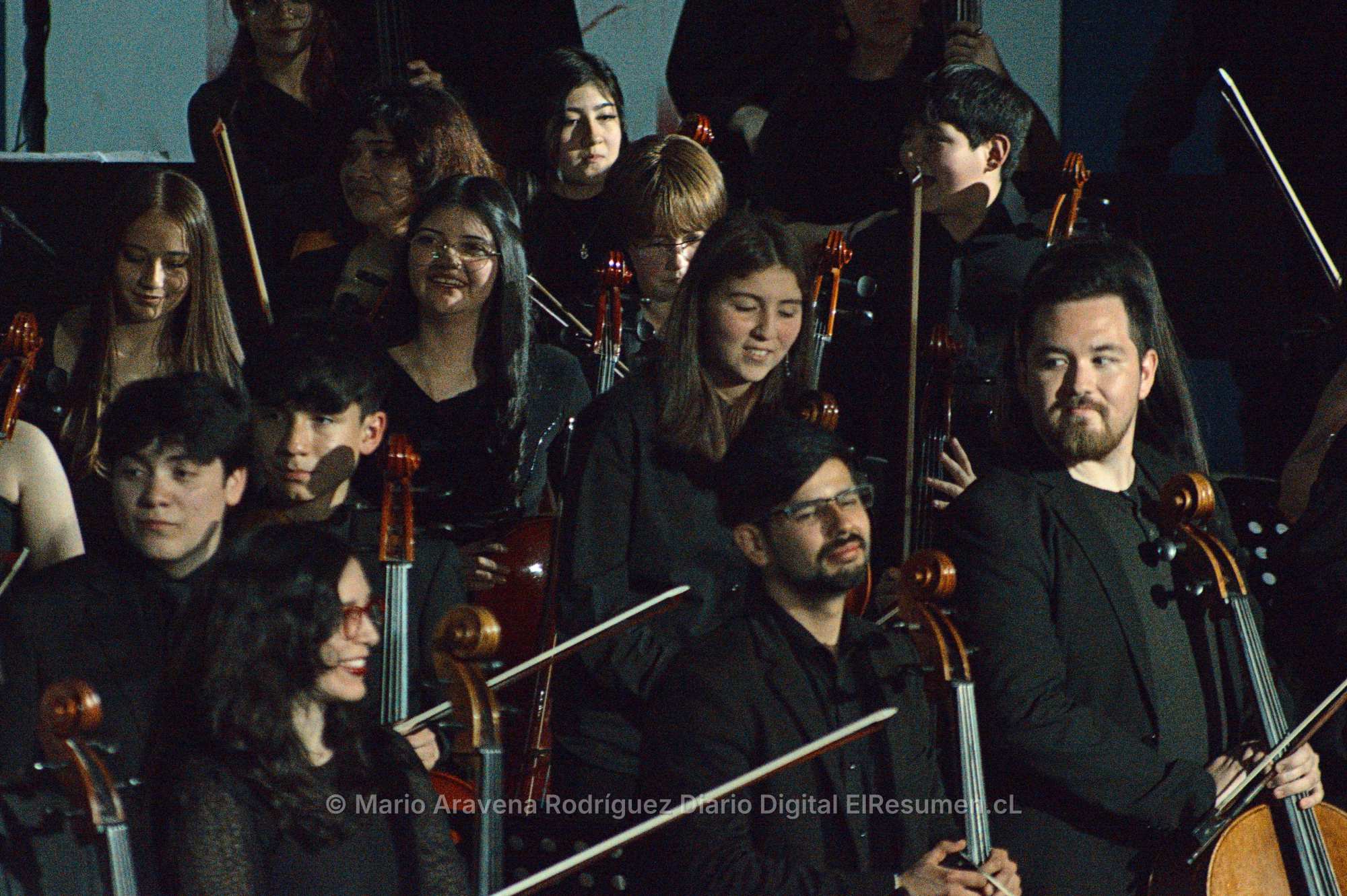 Más de 200 jóvenes músicos cerraron encuentro de orquestas en la Casa del Deporte de Chillán