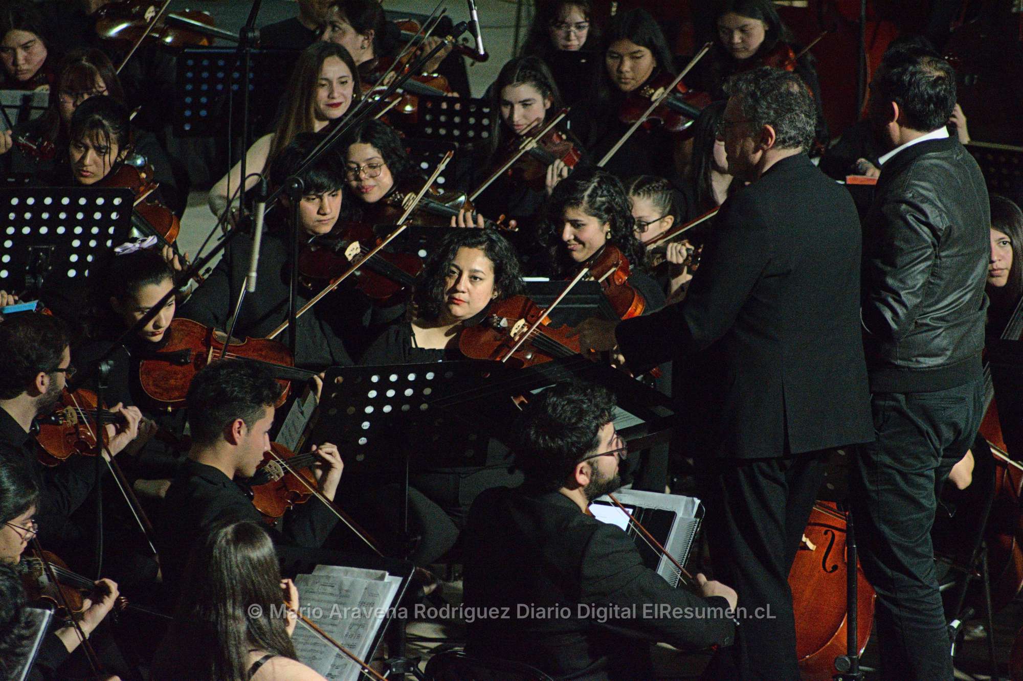 Más de 200 jóvenes músicos cerraron encuentro de orquestas en la Casa del Deporte de Chillán