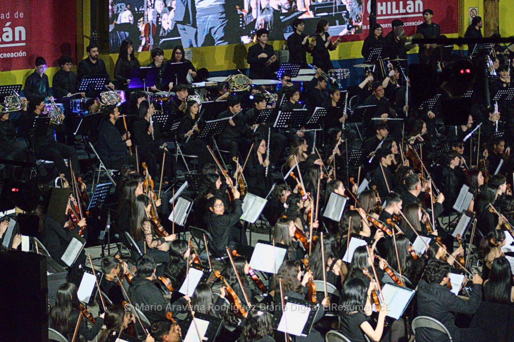 Más de 200 jóvenes músicos cerraron encuentro de orquestas en la Casa del Deporte de Chillán