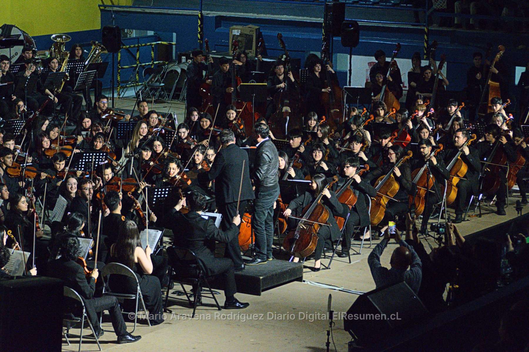 Más de 200 jóvenes músicos cerraron encuentro de orquestas en la Casa del Deporte de Chillán