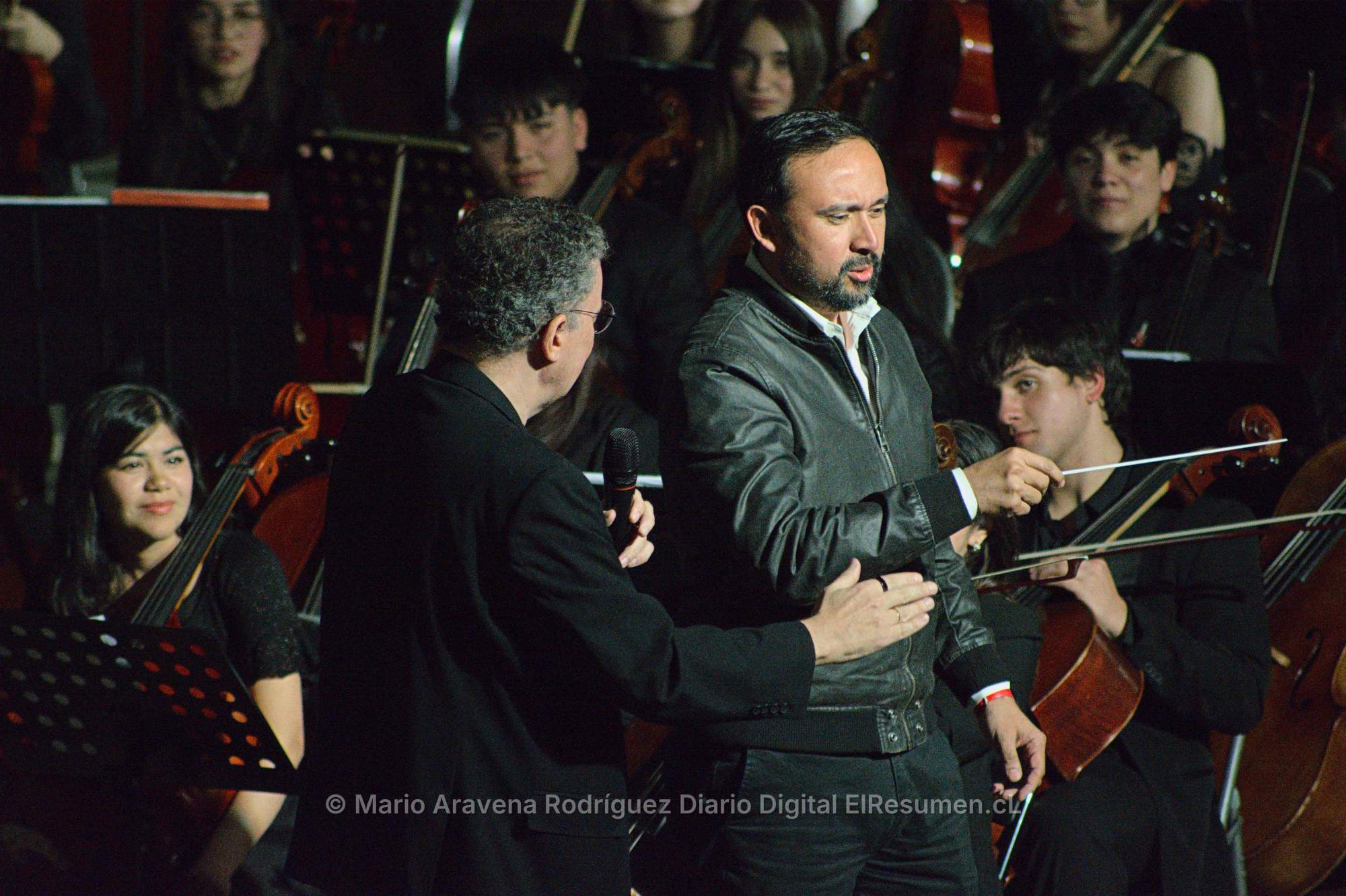 Más de 200 jóvenes músicos cerraron encuentro de orquestas en la Casa del Deporte de Chillán