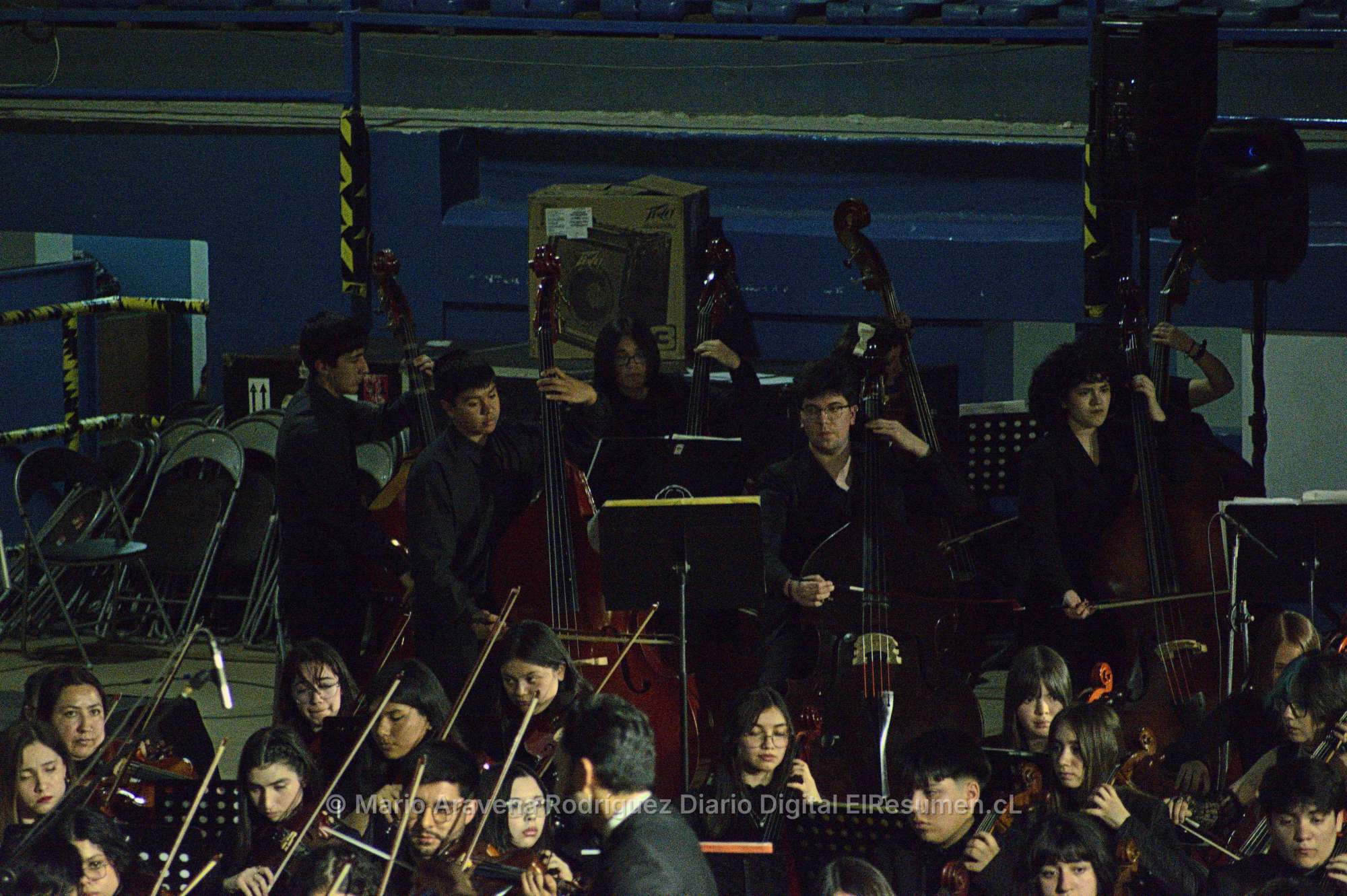 Más de 200 jóvenes músicos cerraron encuentro de orquestas en la Casa del Deporte de Chillán