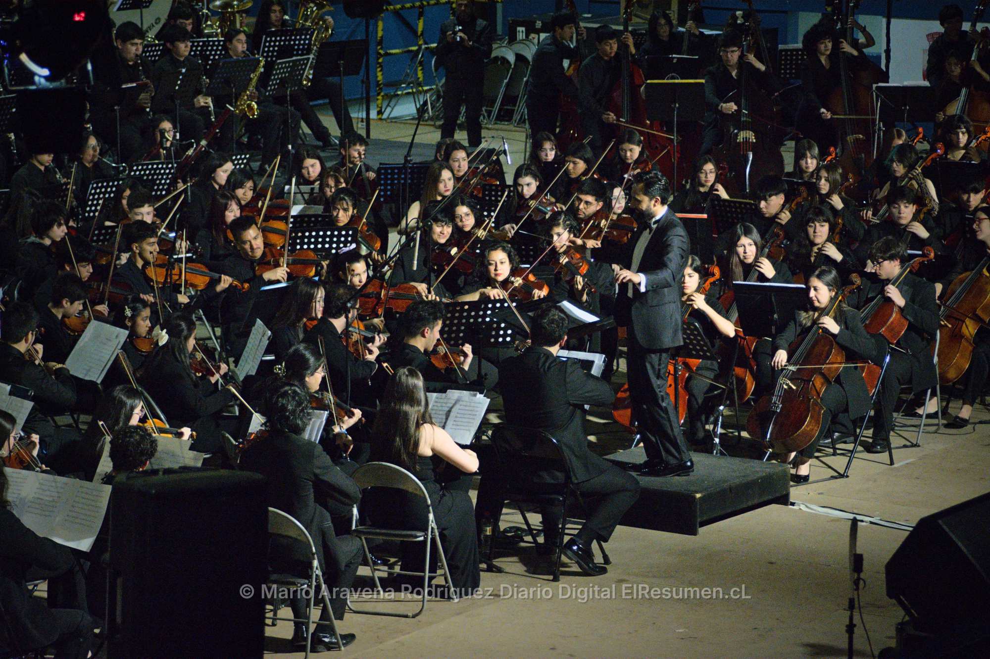 Más de 200 jóvenes músicos cerraron encuentro de orquestas en la Casa del Deporte de Chillán