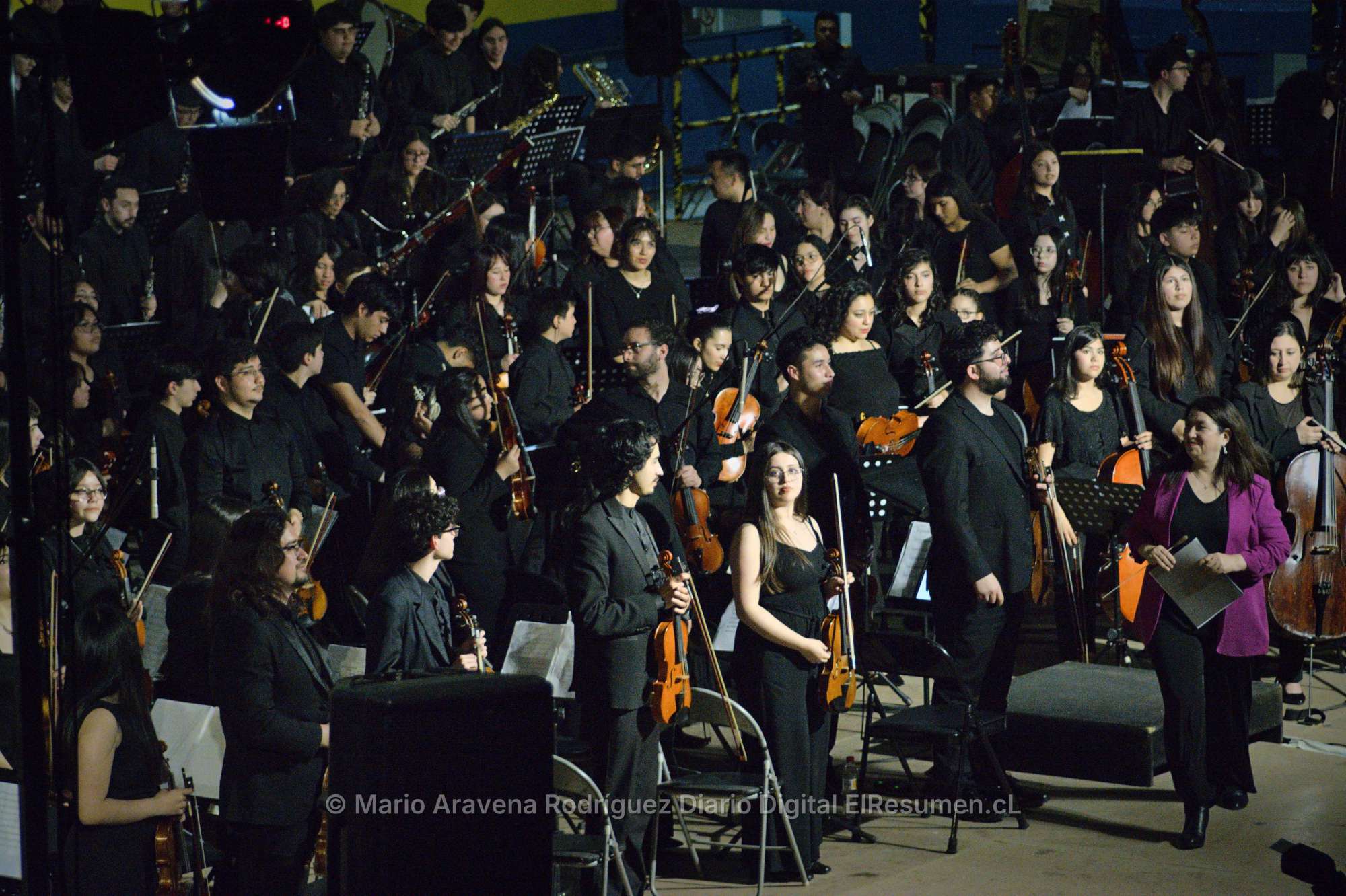 Más de 200 jóvenes músicos cerraron encuentro de orquestas en la Casa del Deporte de Chillán
