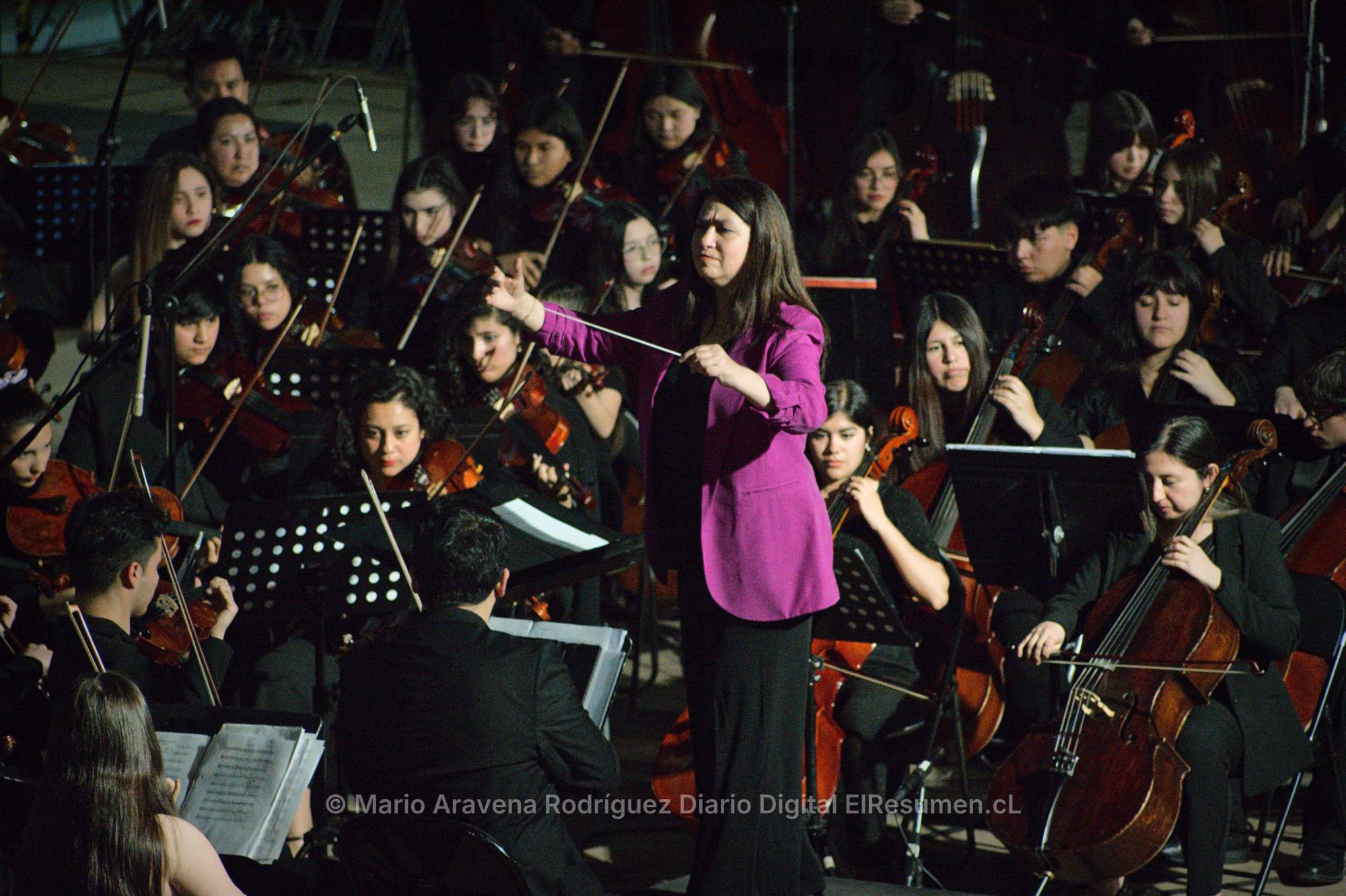Más de 200 jóvenes músicos cerraron encuentro de orquestas en la Casa del Deporte de Chillán