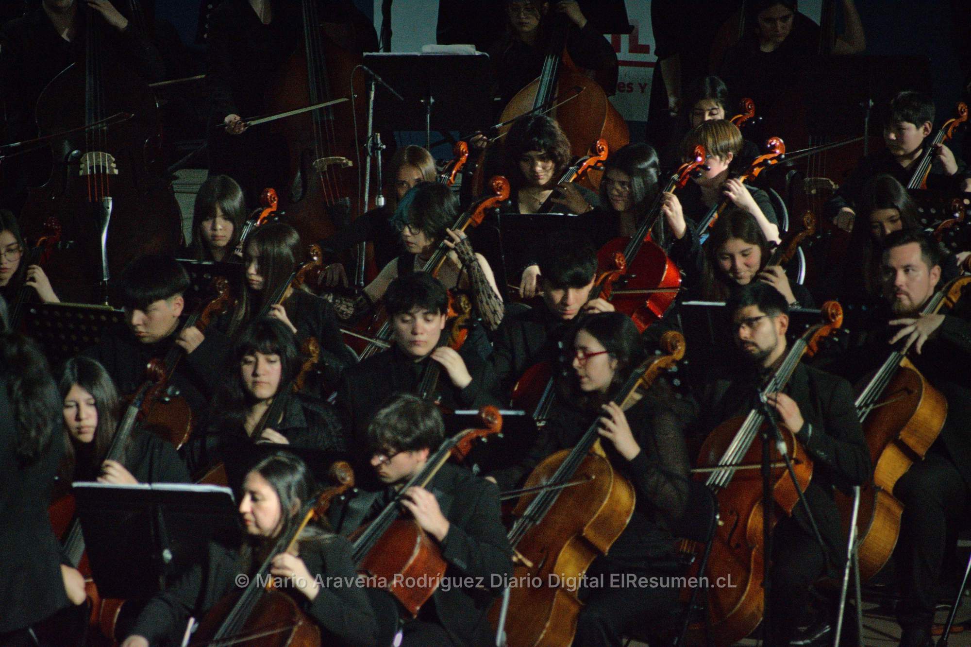 Más de 200 jóvenes músicos cerraron encuentro de orquestas en la Casa del Deporte de Chillán