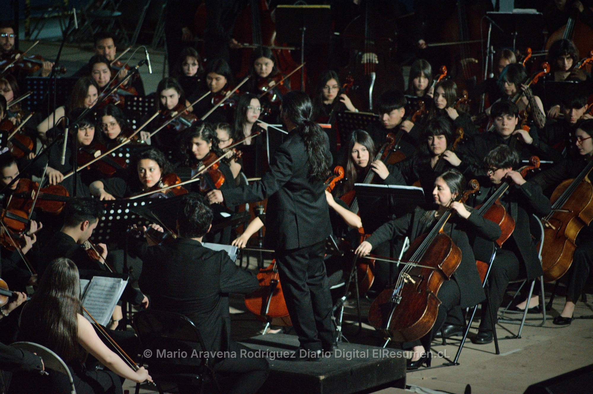Más de 200 jóvenes músicos cerraron encuentro de orquestas en la Casa del Deporte de Chillán