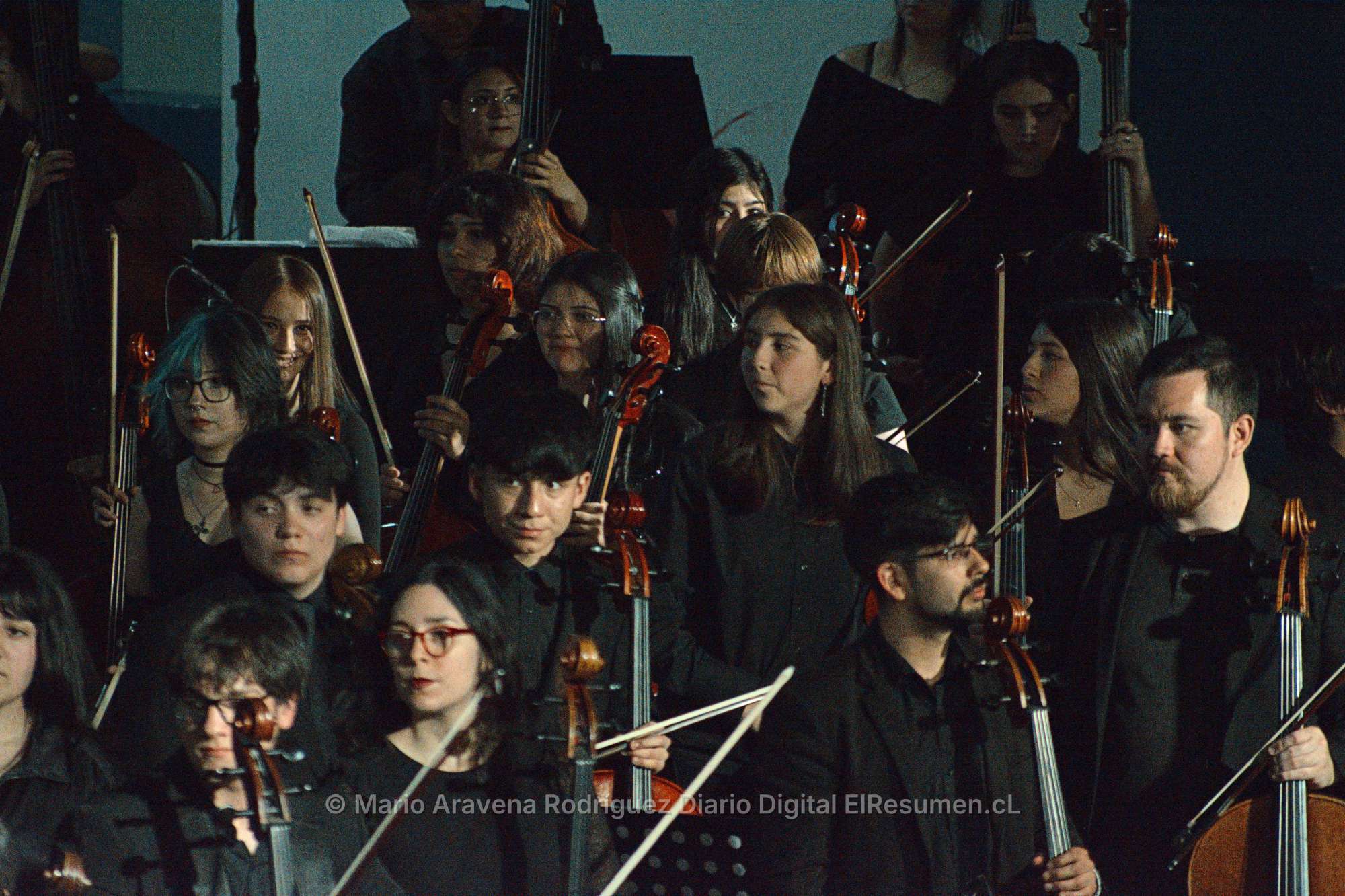 Más de 200 jóvenes músicos cerraron encuentro de orquestas en la Casa del Deporte de Chillán