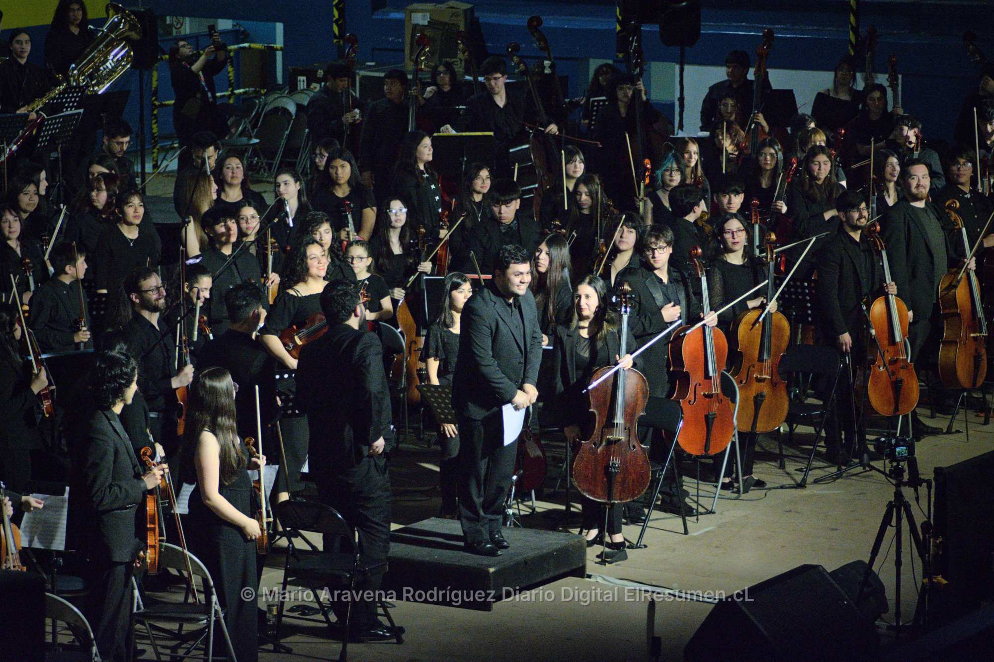 Más de 200 jóvenes músicos cerraron encuentro de orquestas en la Casa del Deporte de Chillán