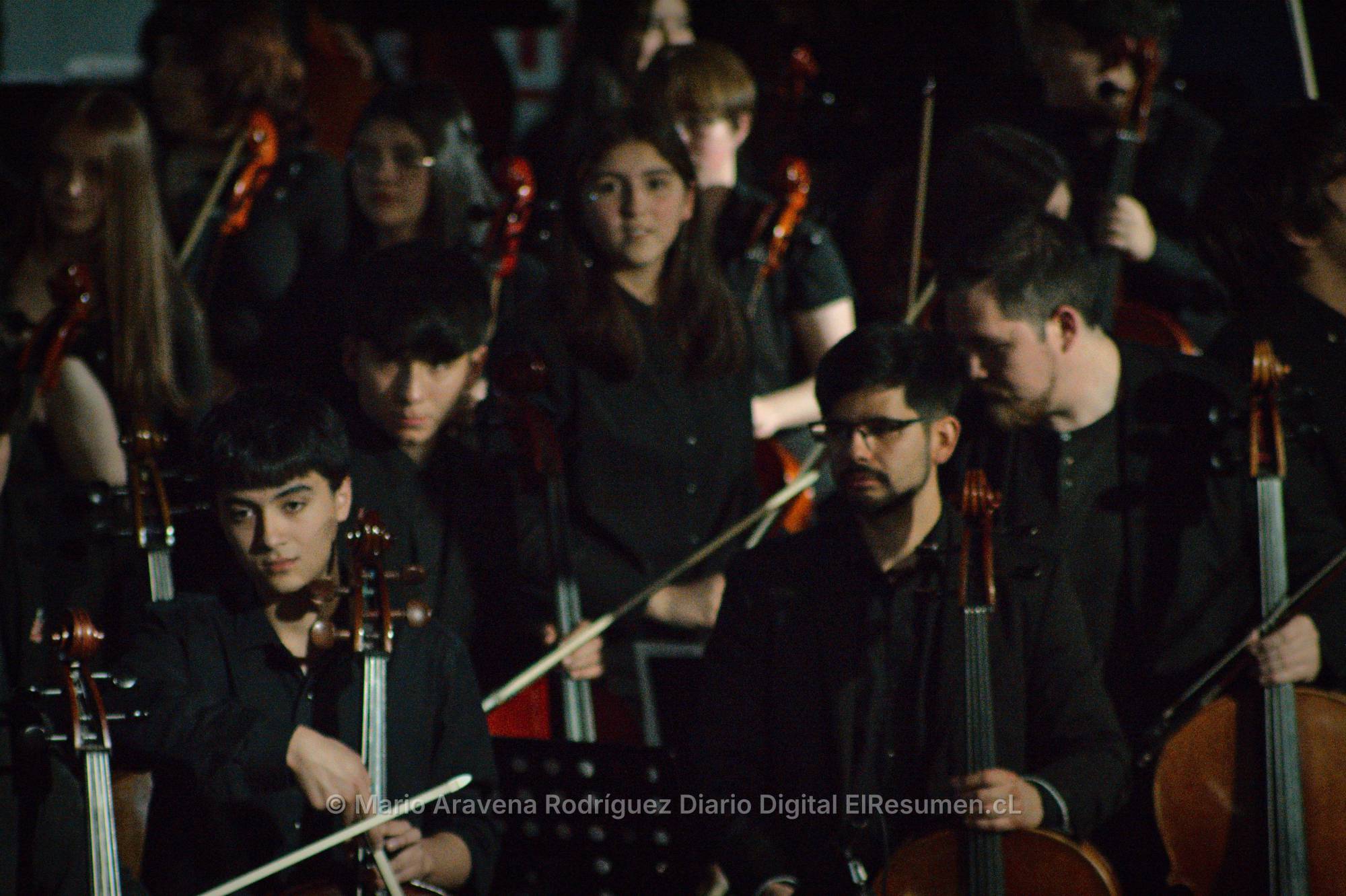 Más de 200 jóvenes músicos cerraron encuentro de orquestas en la Casa del Deporte de Chillán