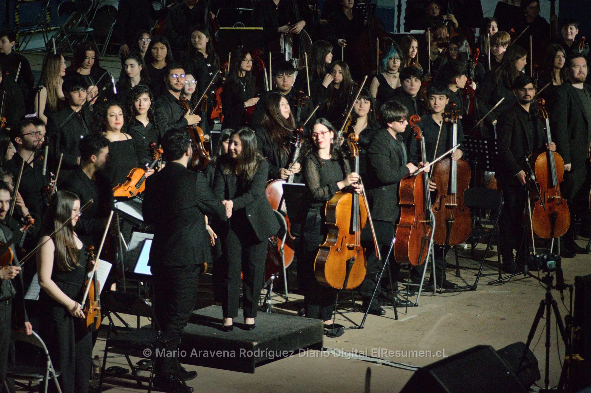 Más de 200 jóvenes músicos cerraron encuentro de orquestas en la Casa del Deporte de Chillán