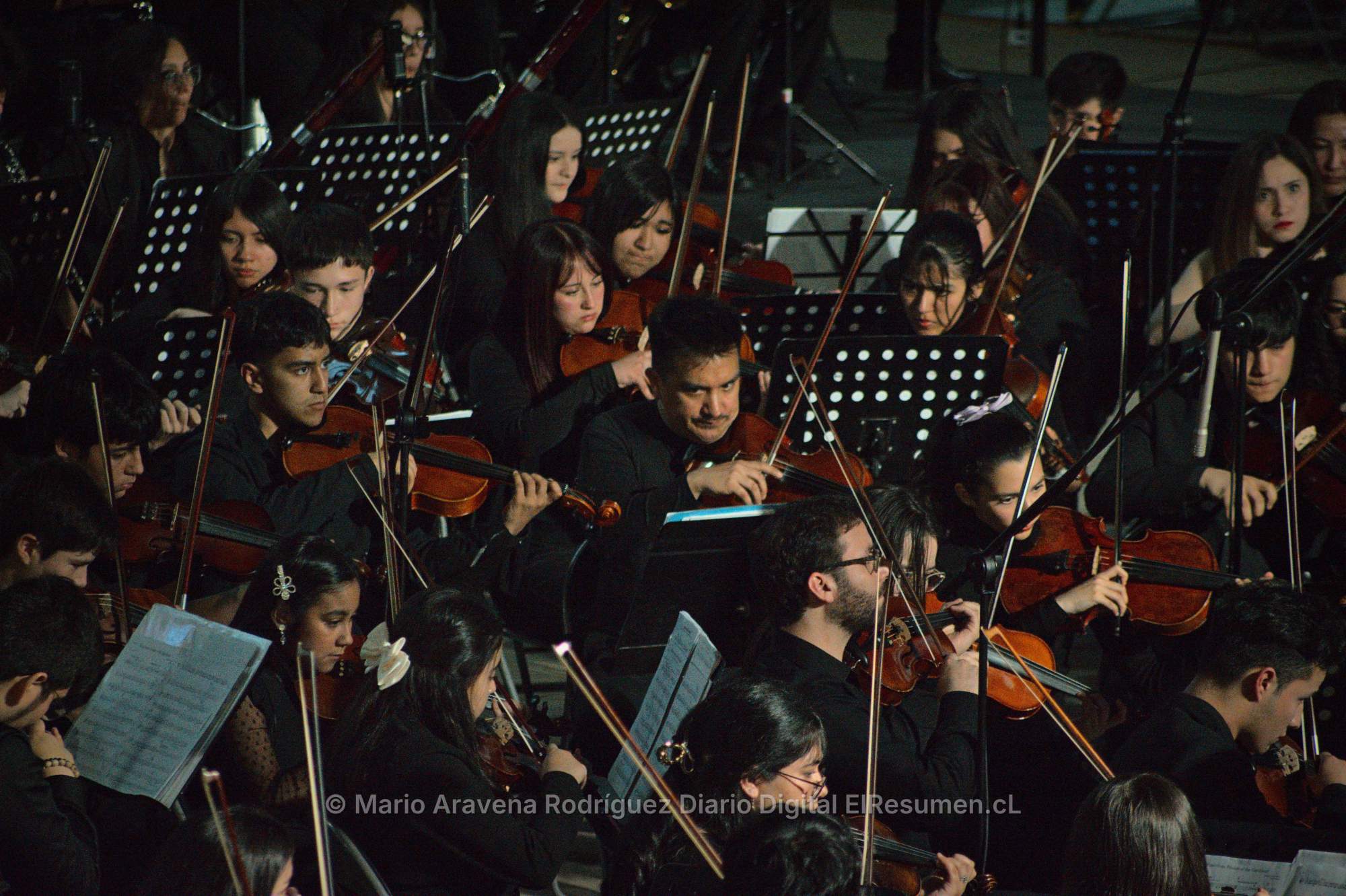 Más de 200 jóvenes músicos cerraron encuentro de orquestas en la Casa del Deporte de Chillán