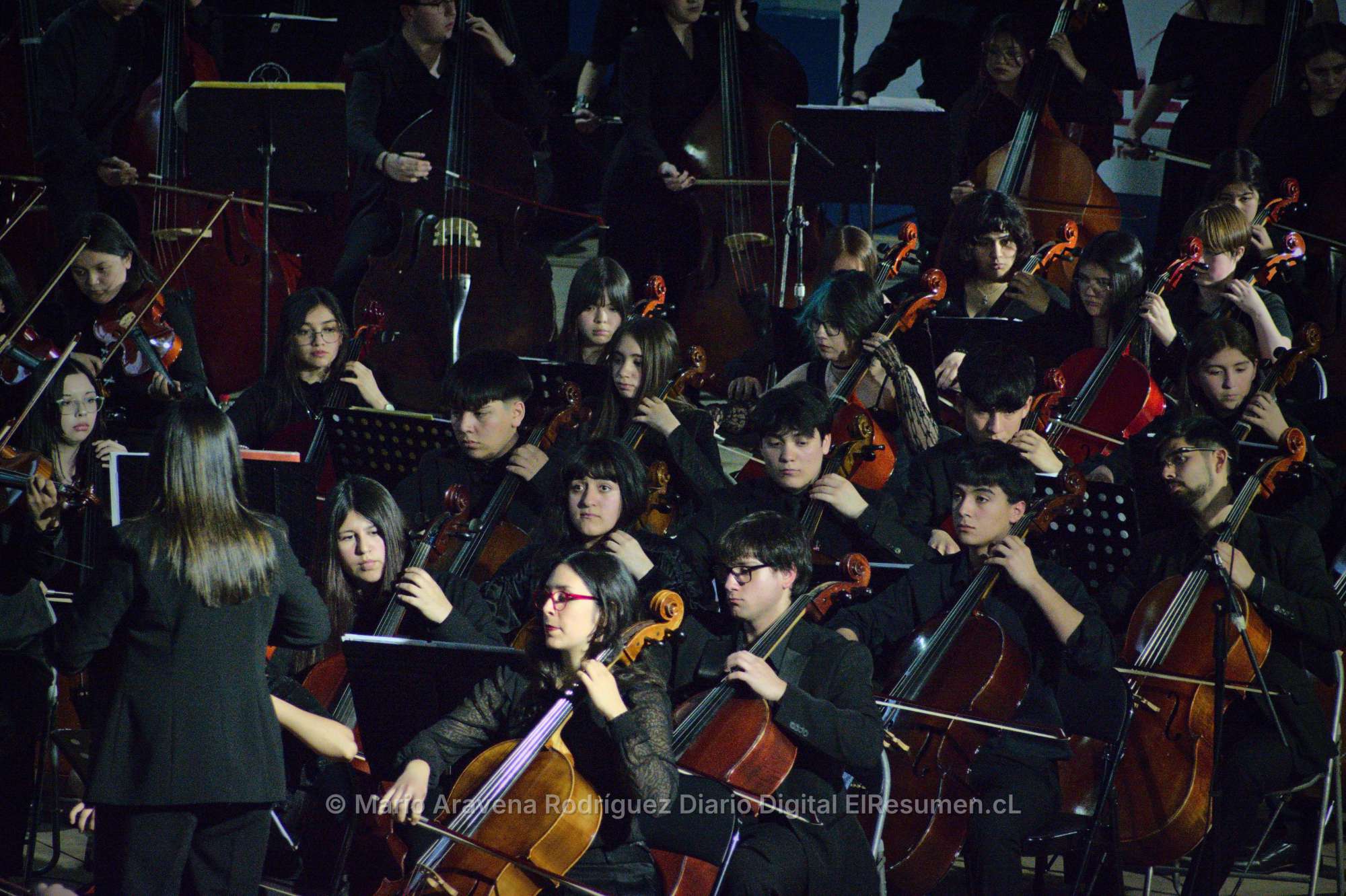 Más de 200 jóvenes músicos cerraron encuentro de orquestas en la Casa del Deporte de Chillán