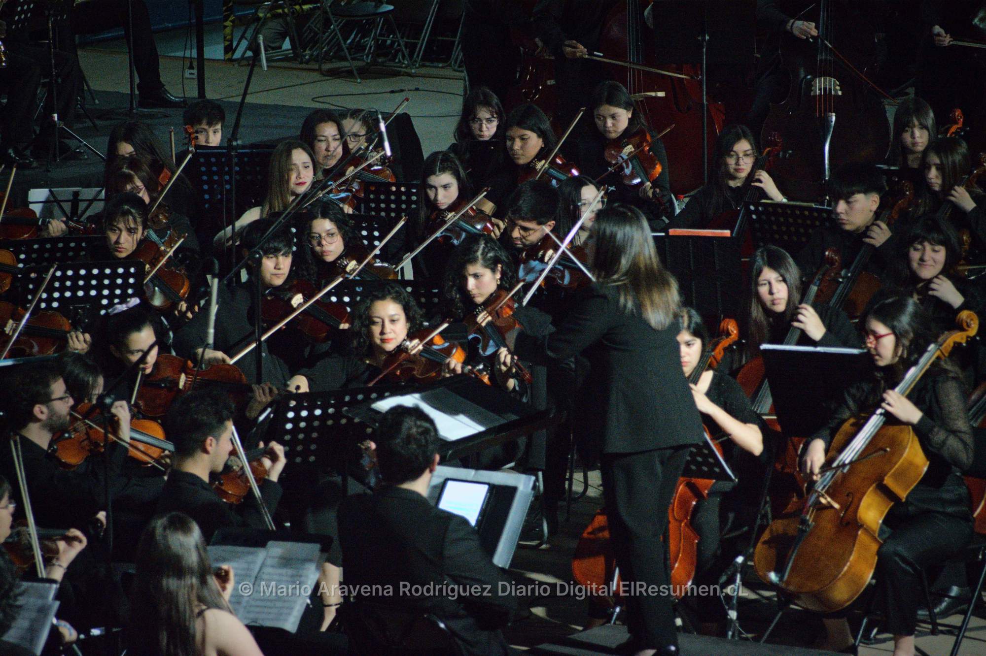 Más de 200 jóvenes músicos cerraron encuentro de orquestas en la Casa del Deporte de Chillán