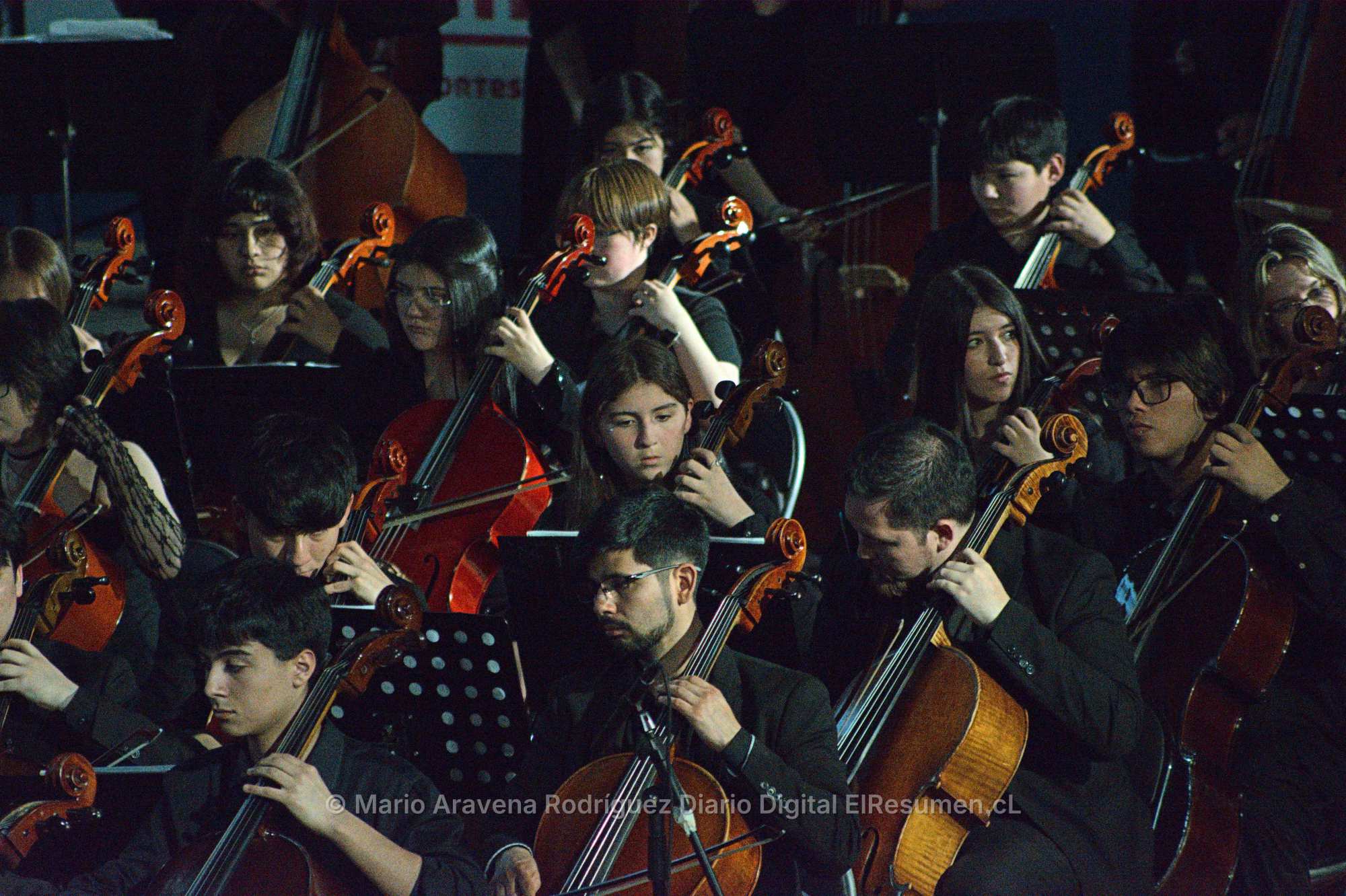 Más de 200 jóvenes músicos cerraron encuentro de orquestas en la Casa del Deporte de Chillán
