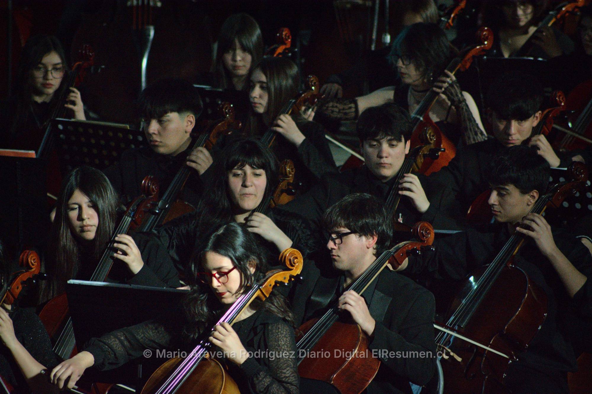 Más de 200 jóvenes músicos cerraron encuentro de orquestas en la Casa del Deporte de Chillán