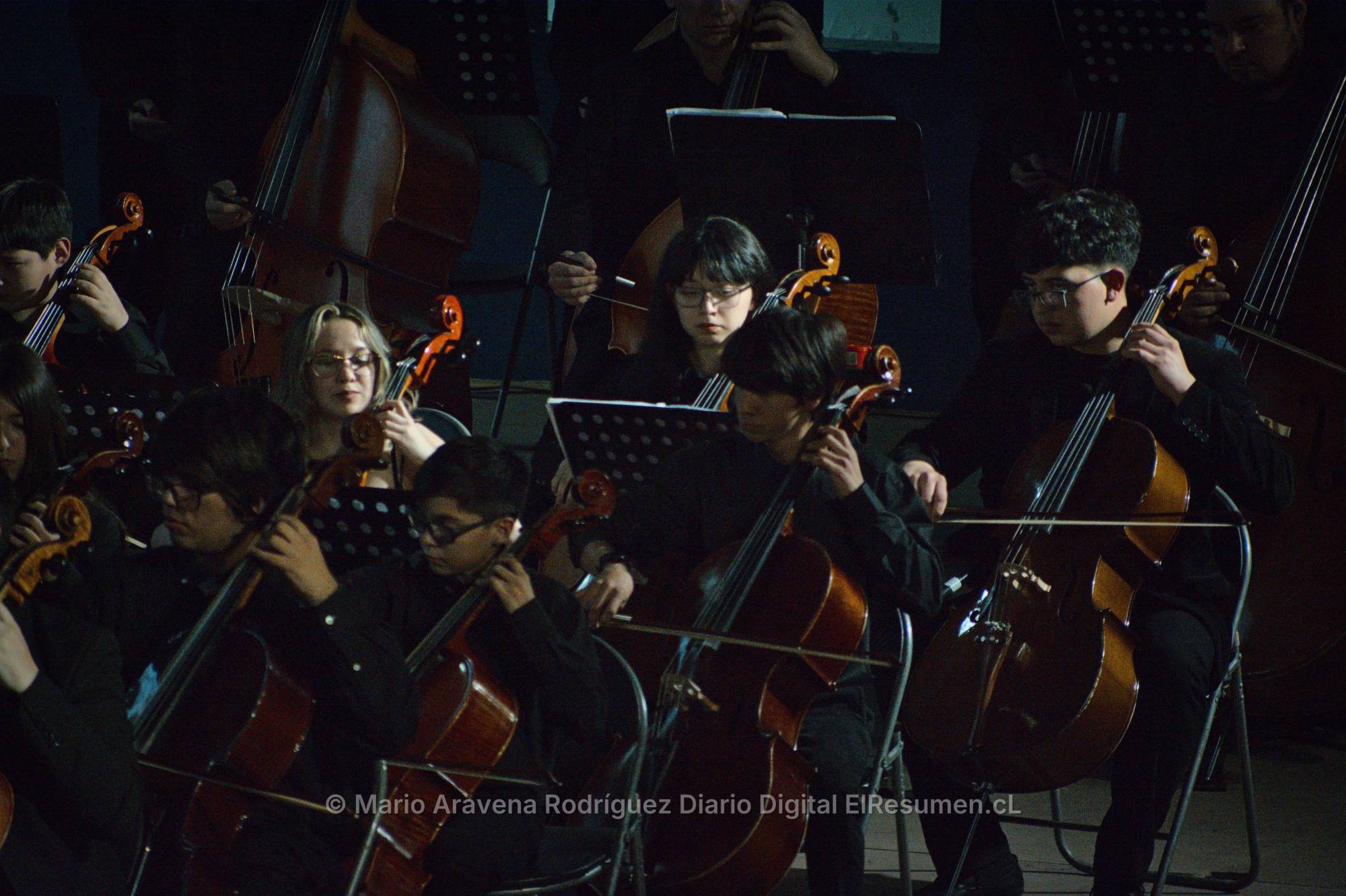 Más de 200 jóvenes músicos cerraron encuentro de orquestas en la Casa del Deporte de Chillán