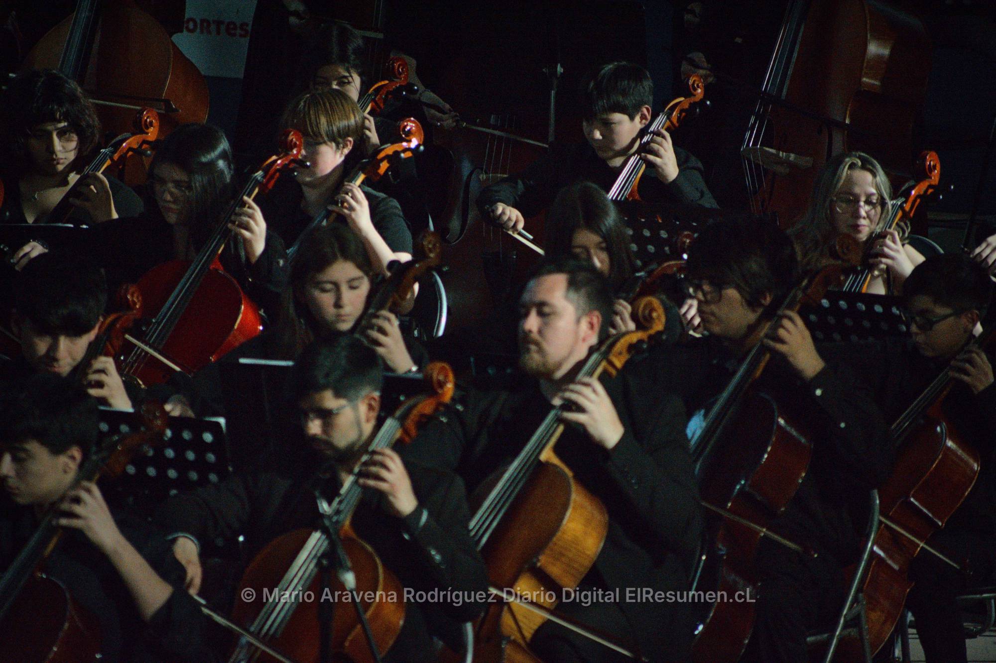 Más de 200 jóvenes músicos cerraron encuentro de orquestas en la Casa del Deporte de Chillán