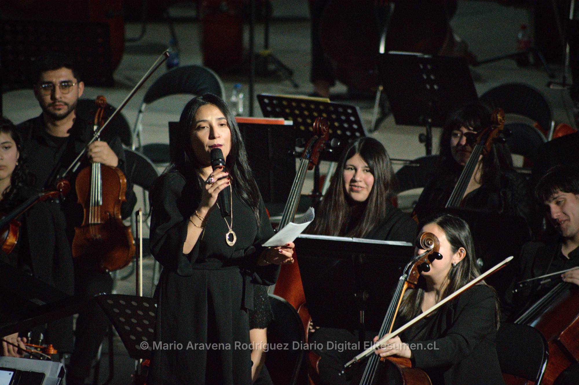 Más de 200 jóvenes músicos cerraron encuentro de orquestas en la Casa del Deporte de Chillán