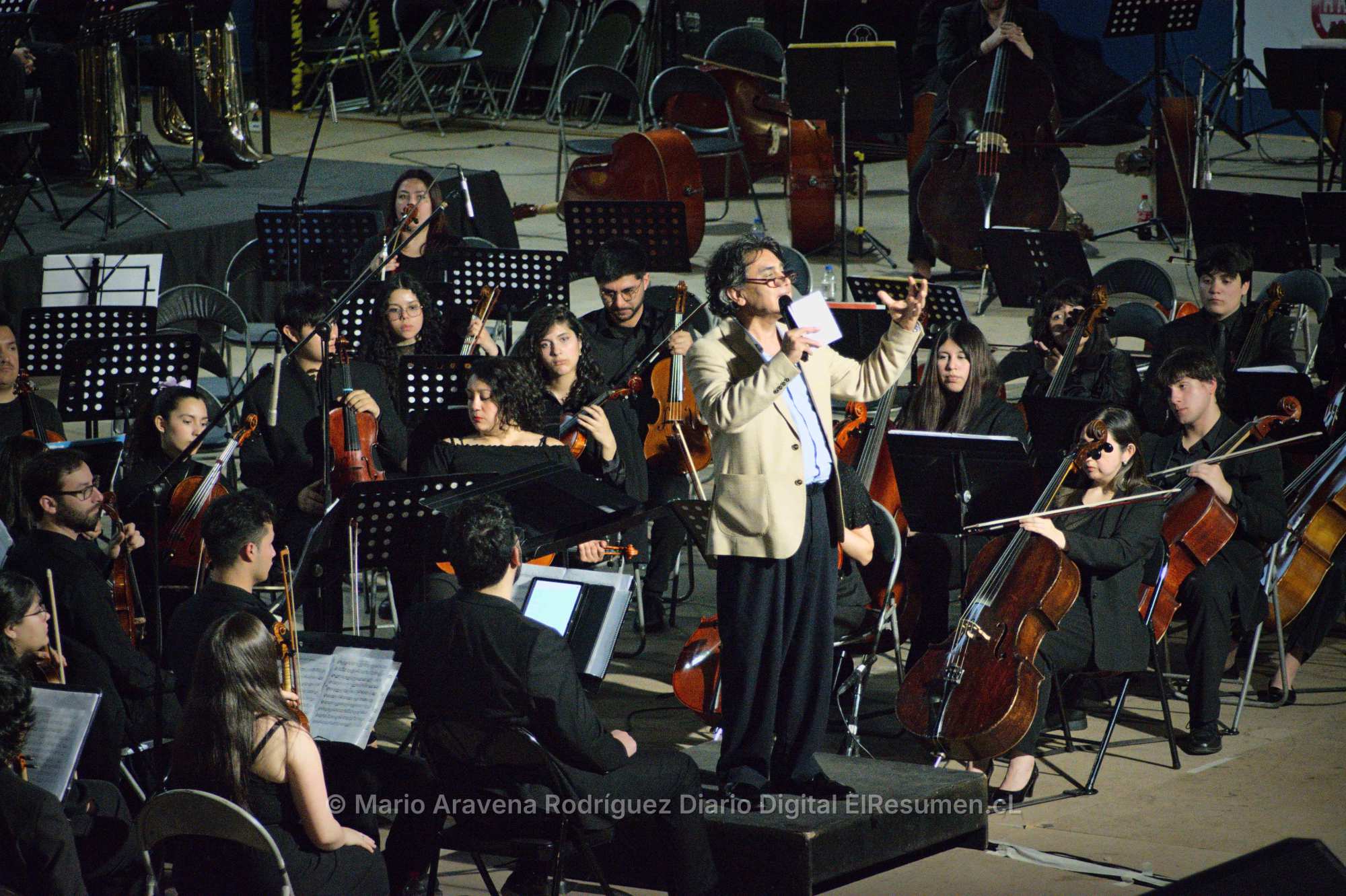 Más de 200 jóvenes músicos cerraron encuentro de orquestas en la Casa del Deporte de Chillán