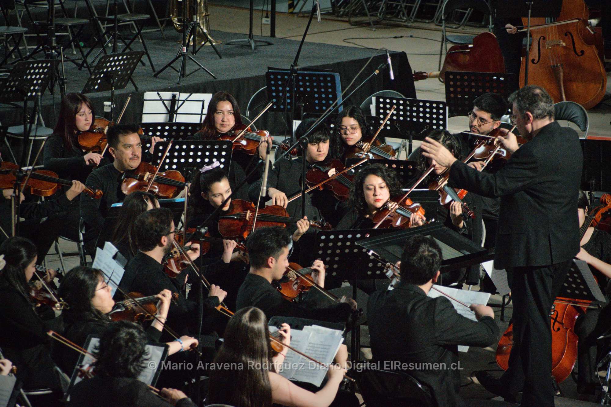 Más de 200 jóvenes músicos cerraron encuentro de orquestas en la Casa del Deporte de Chillán