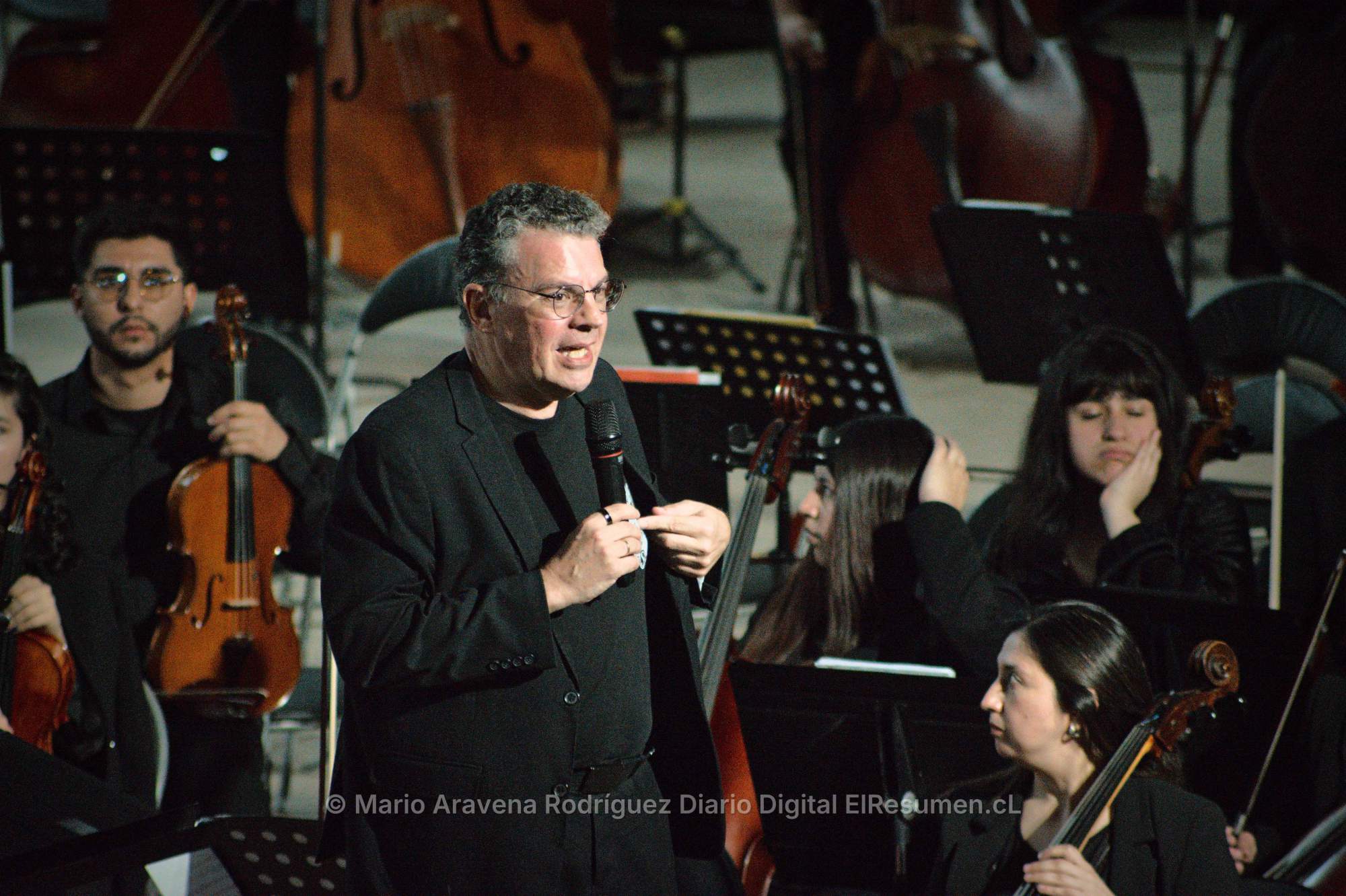 Más de 200 jóvenes músicos cerraron encuentro de orquestas en la Casa del Deporte de Chillán