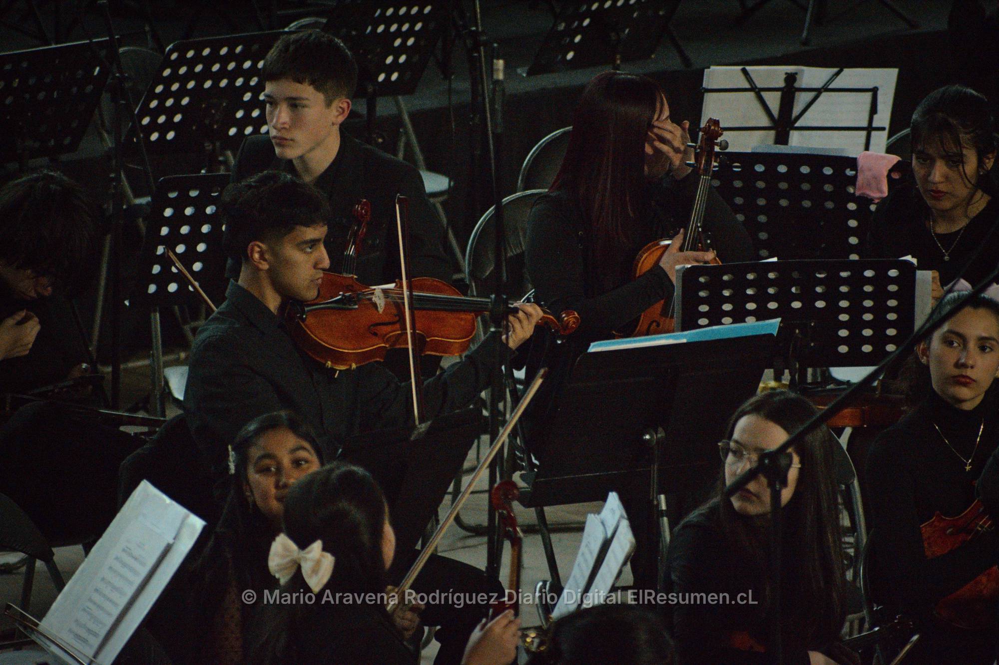 Más de 200 jóvenes músicos cerraron encuentro de orquestas en la Casa del Deporte de Chillán