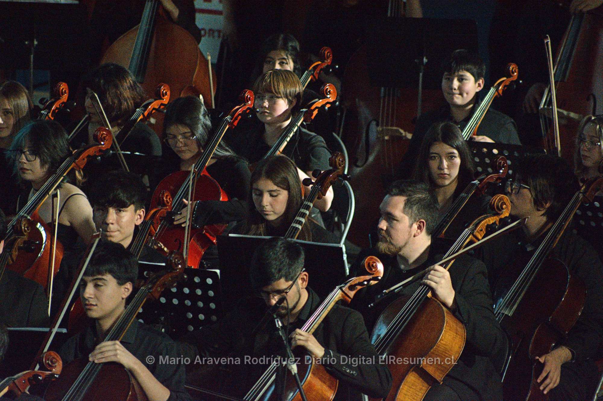Más de 200 jóvenes músicos cerraron encuentro de orquestas en la Casa del Deporte de Chillán
