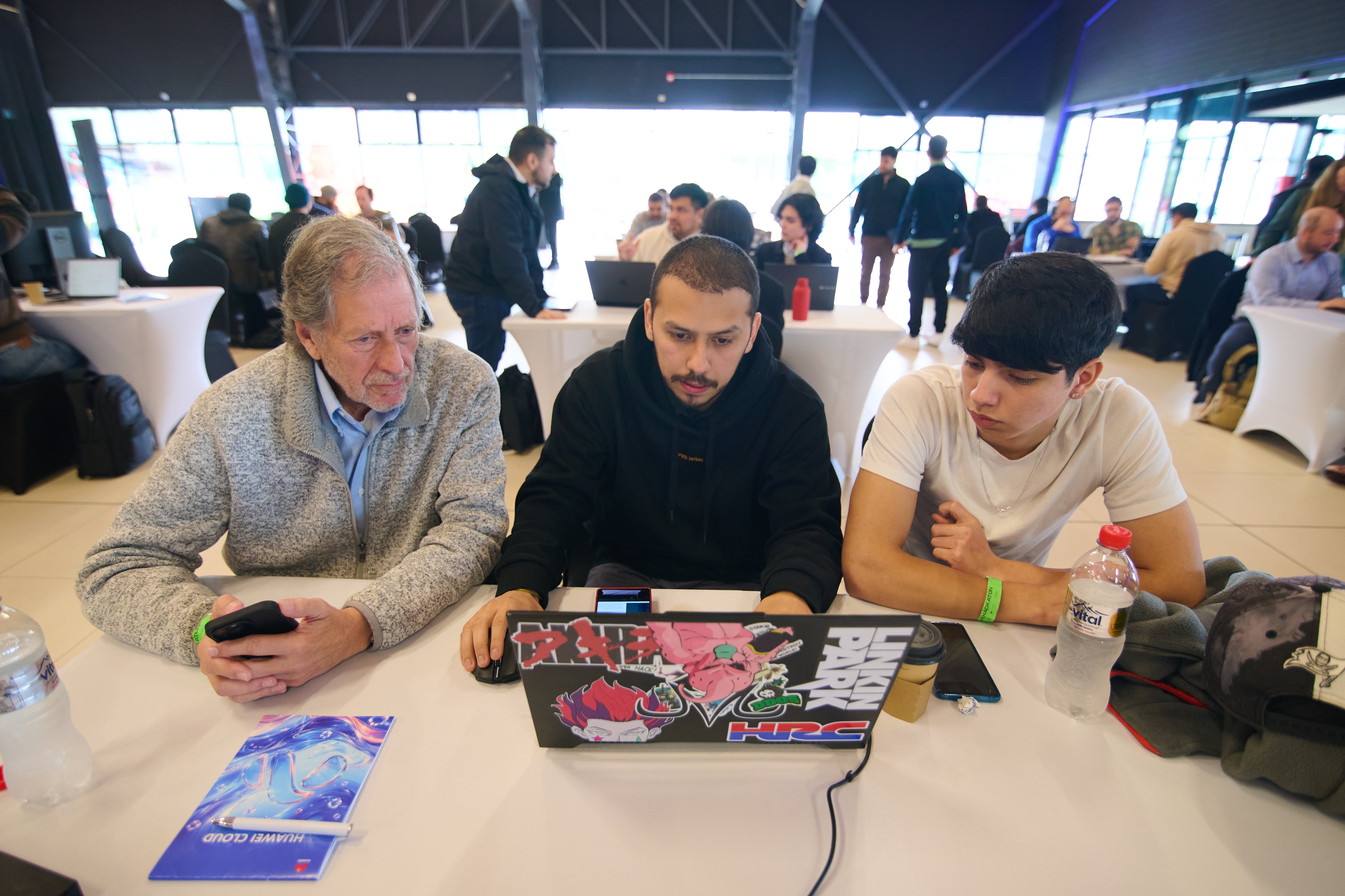 Cross-Industry Hackatón: 14 equipos aplicaron Inteligencia Artificial a desafíos de la salmonicultura