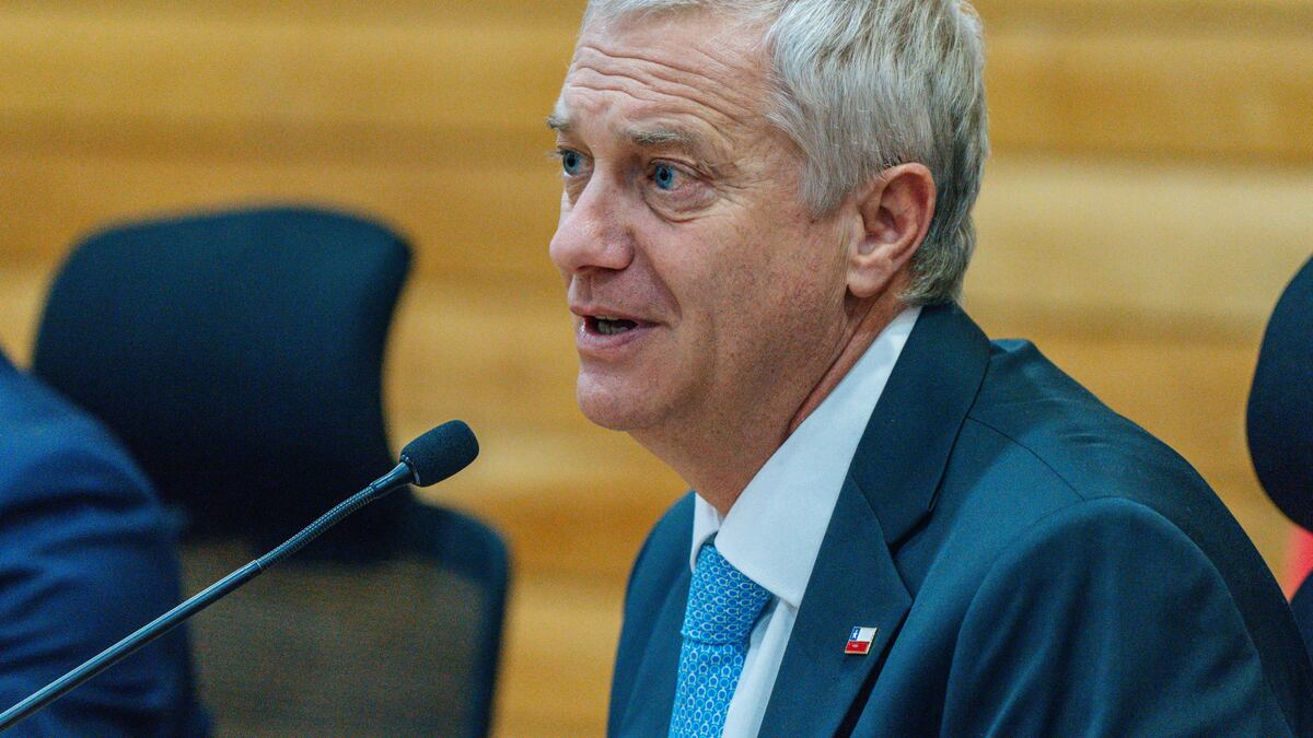 Encuesta Plaza Pública Cadem revela caída en la aprobación del Presidente José Antonio Kast por primera vez bajo el 30%