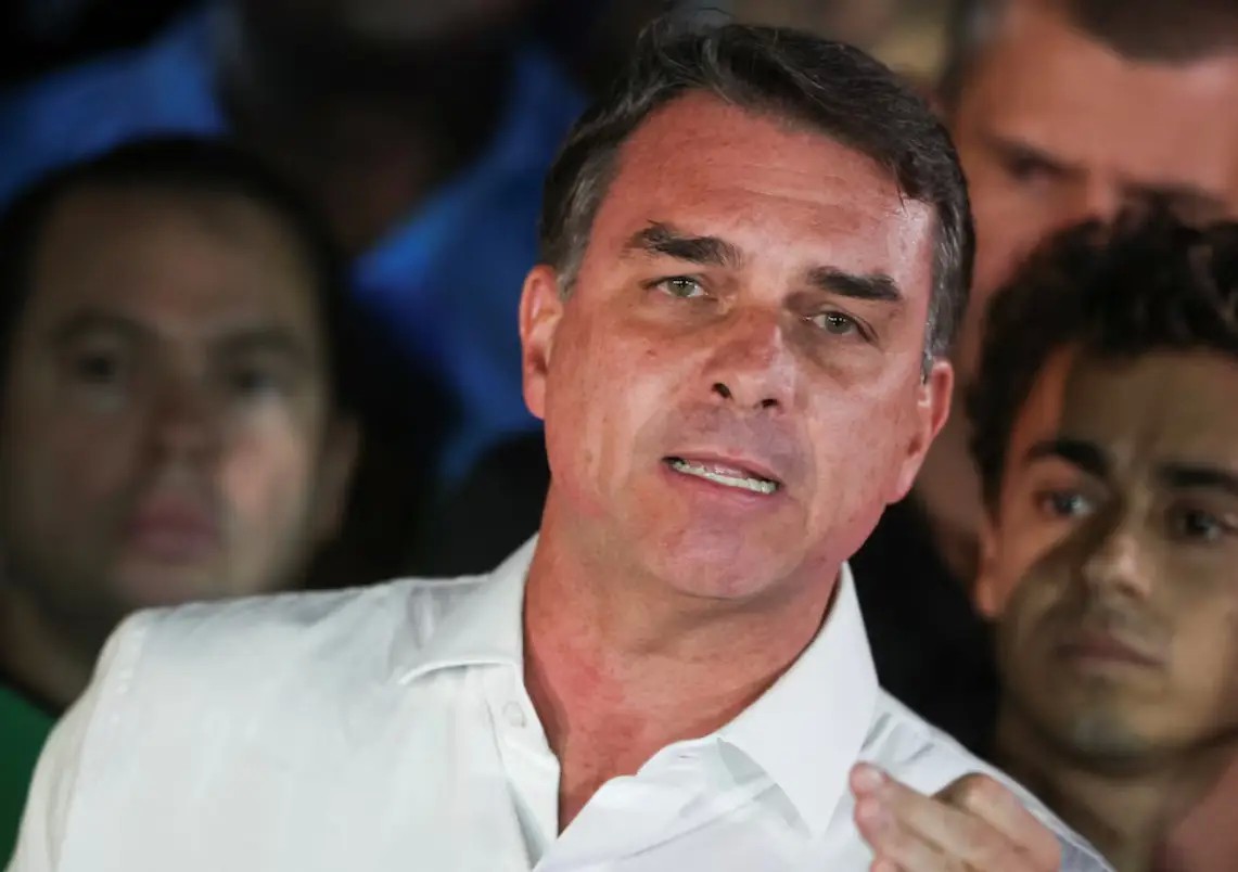 Flávio Bolsonaro ingresa a Argentina y aborda vuelo hacia Ecuador: Confirman su llegada sin impedimentos legales