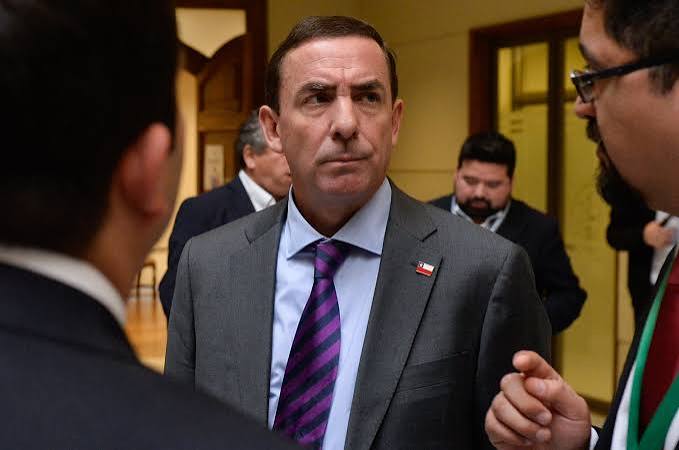 Ministro de Justicia, Fernando Rabat, enfrenta crisis política tras exposición en el Senado y sesiones en la Cámara de Diputados: Revelan cuestionamientos sobre rebajas de penas a condenados por delitos sexuales