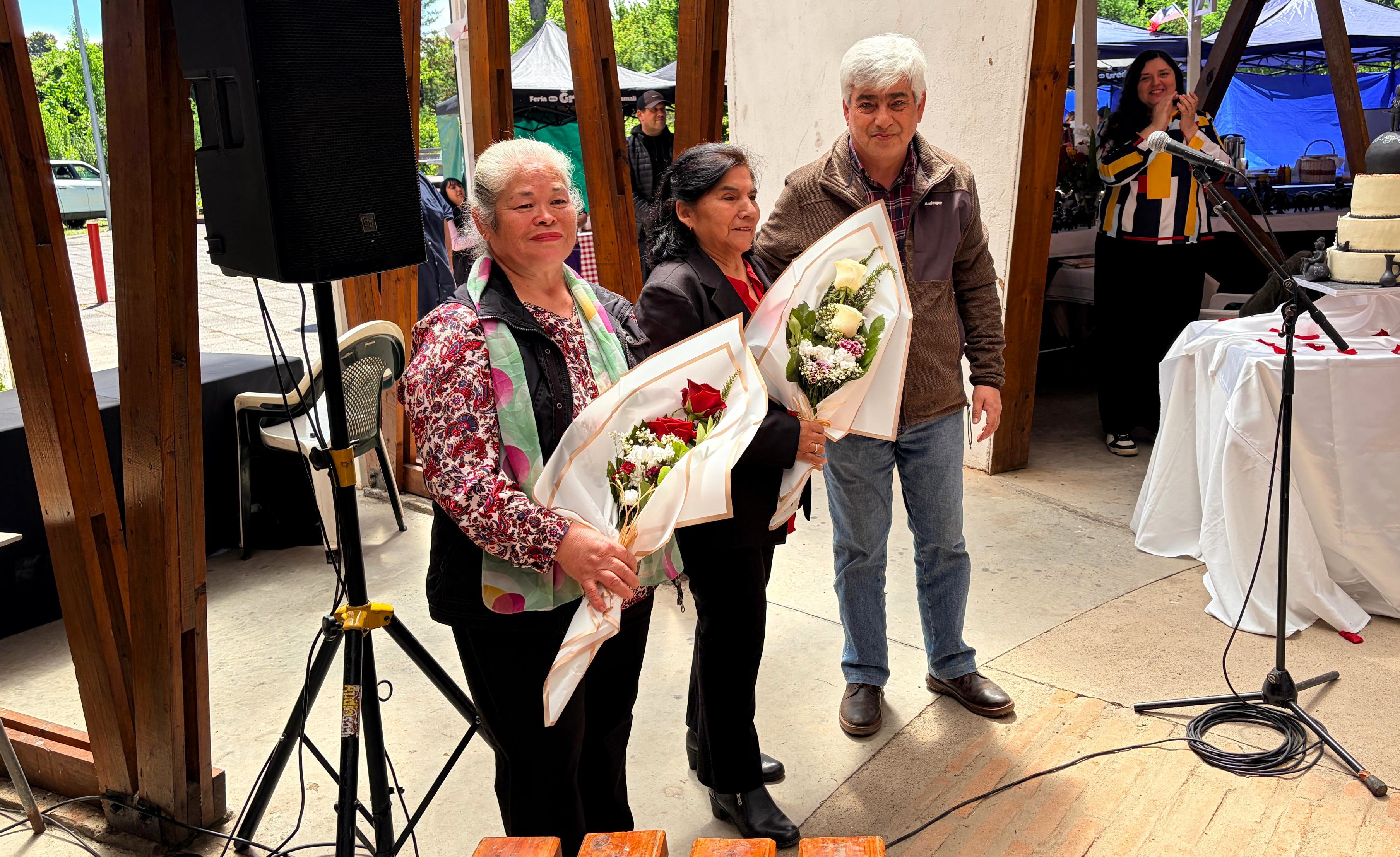Ceremonia en Quinchamalí destaca el trabajo de Mónica Venegas y Victorina Gallegos en la alfarería chilena
