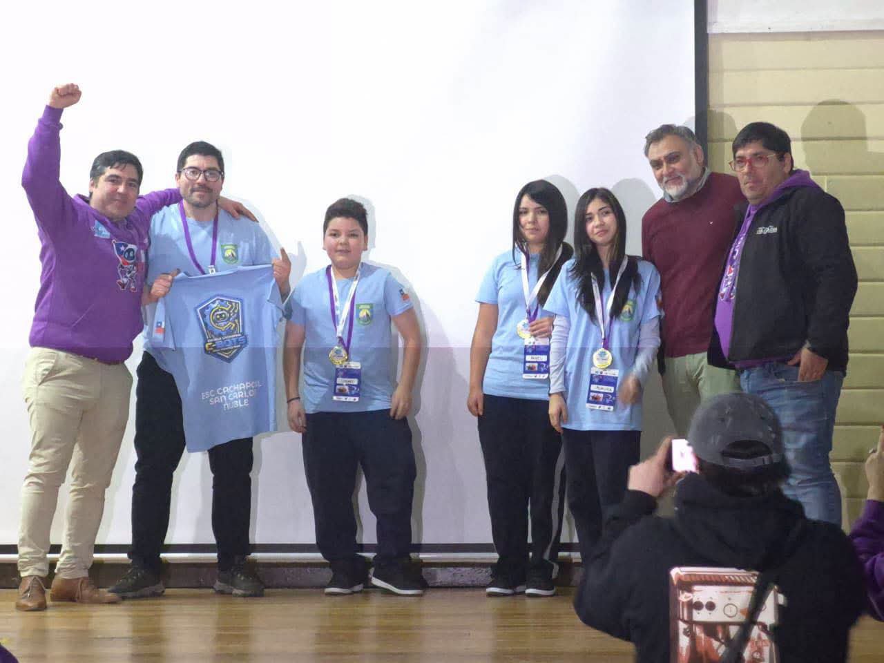 ESTUDIANTES DE LA ESCUELA CACHAPOAL LOGRAN EL PRIMER LUGAR NACIONAL EN ROBÓTICA Y CLASIFICAN A ESTADOS UNIDOS
