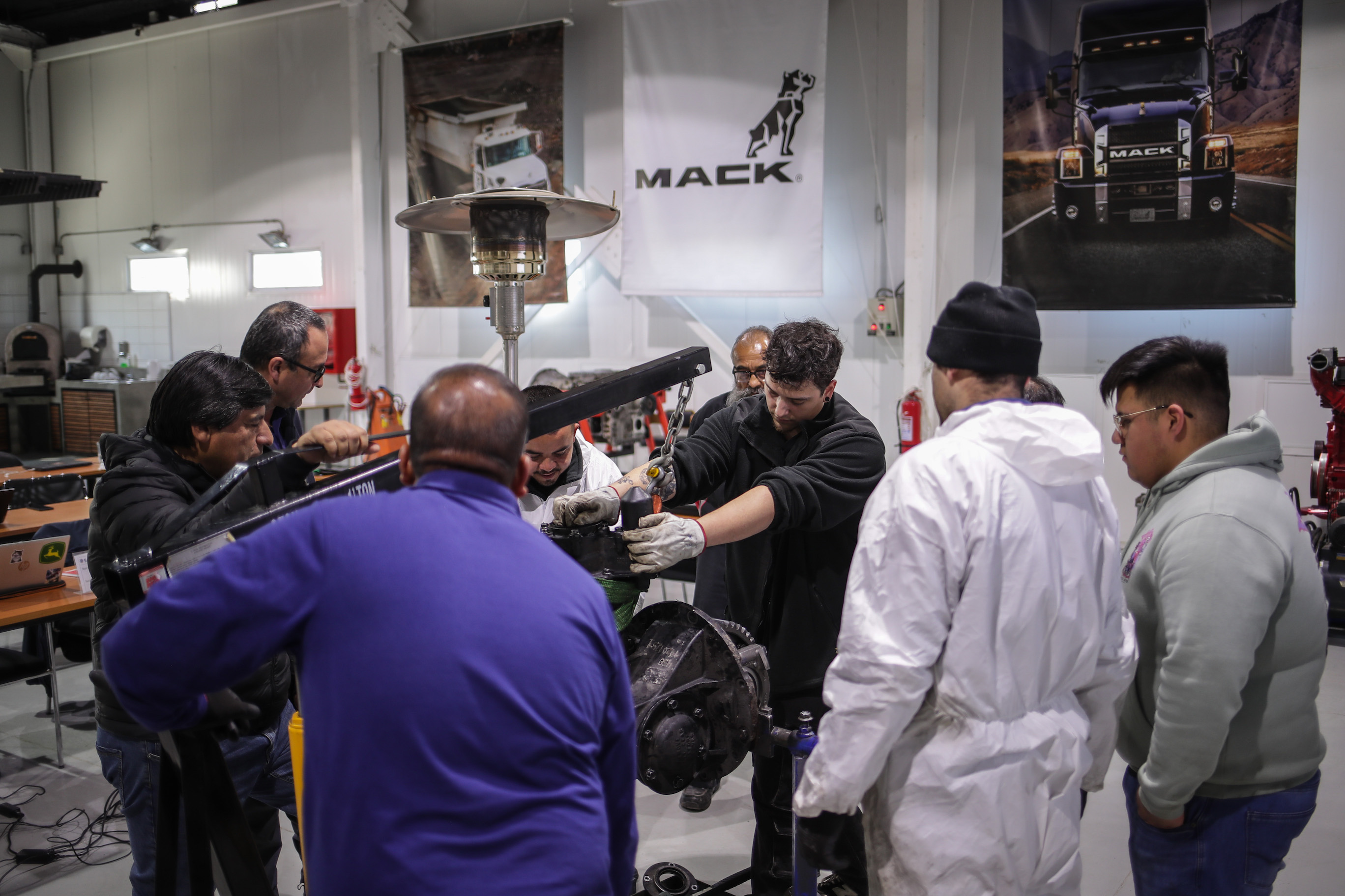 Técnicos de Salfa reciben certificación en “maestros élite” de Mack International tras intensiva capacitación