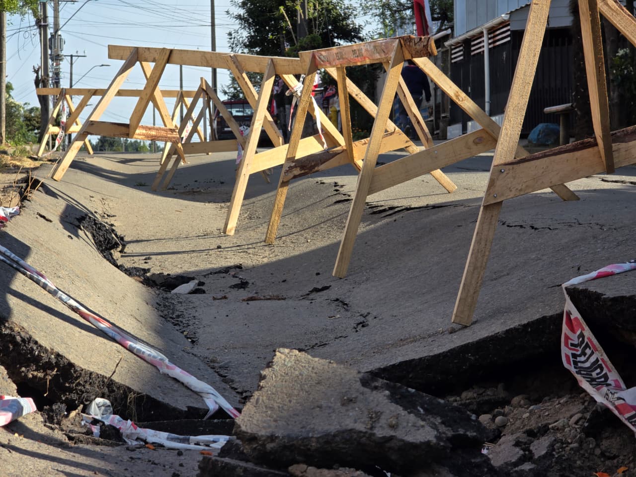 Peligroso socavón cumple un mes en avenida de El Carmen