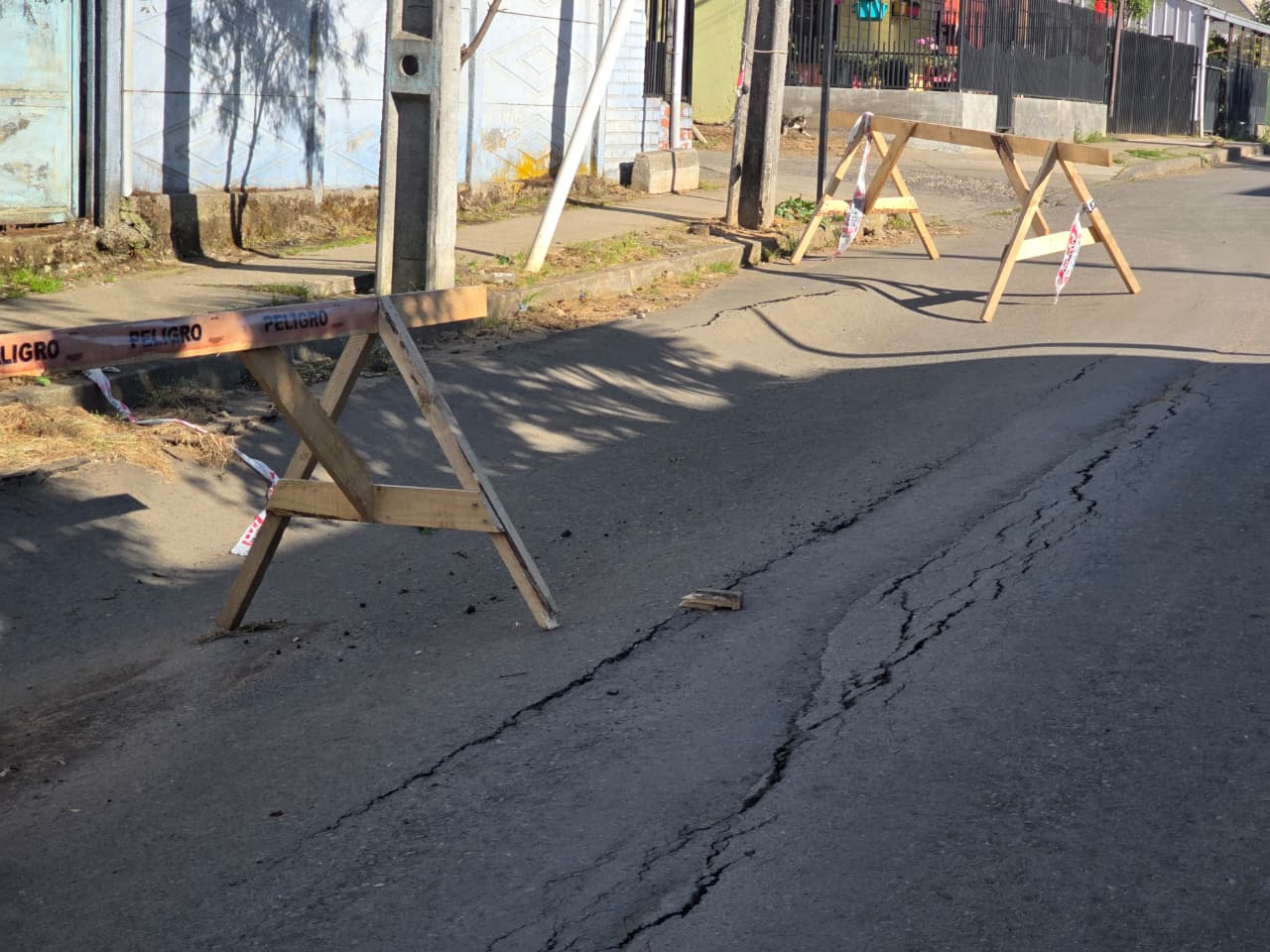 Peligroso socavón en Avenida Pedro Núñez de El Carmen lleva un mes afectando a la comunidad
