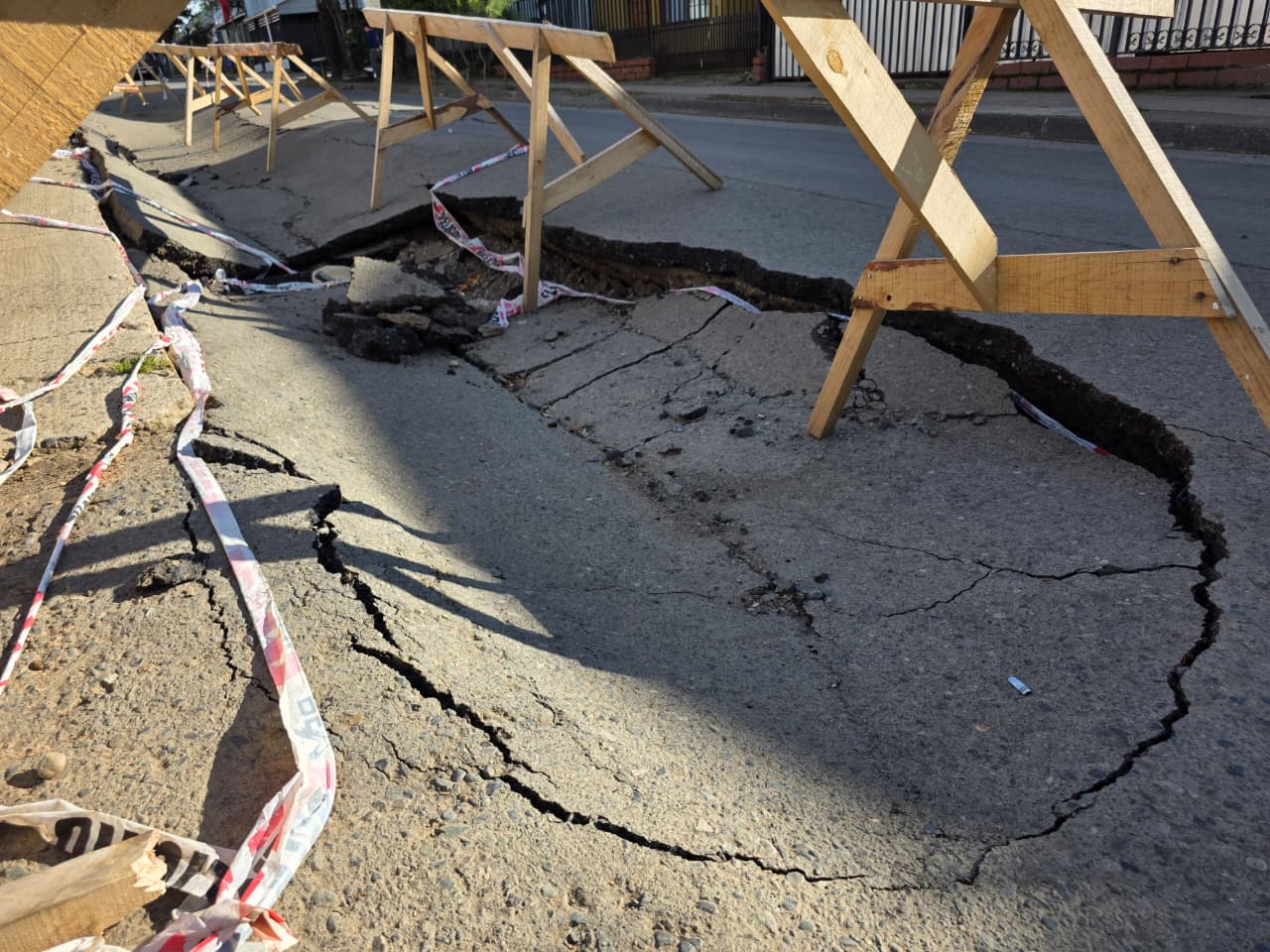 Peligroso socavón cumple un mes en avenida de El Carmen